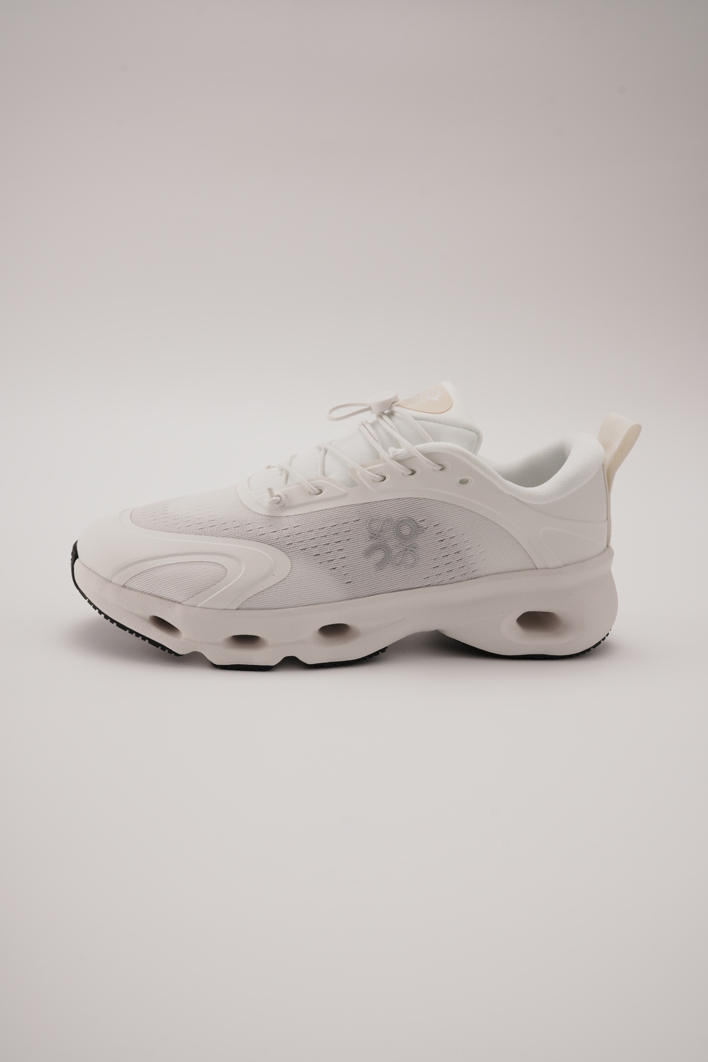 LOEWE X ON 昂跑 Cloudsolo 舒適跑步鞋 白（男女同款）