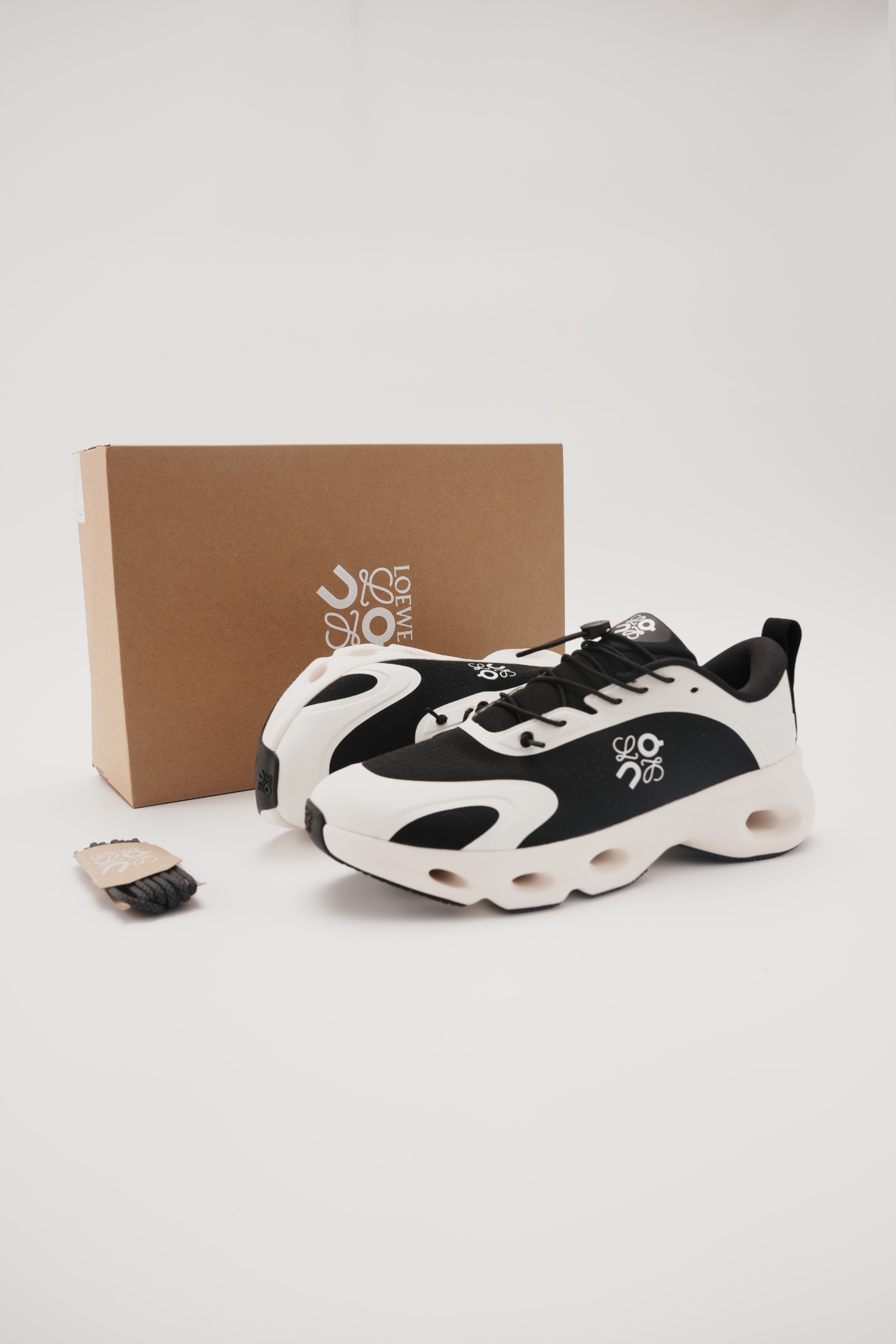 LOEWE X ON 昂跑 Cloudsolo 舒適跑步鞋 白黑（男女同款）