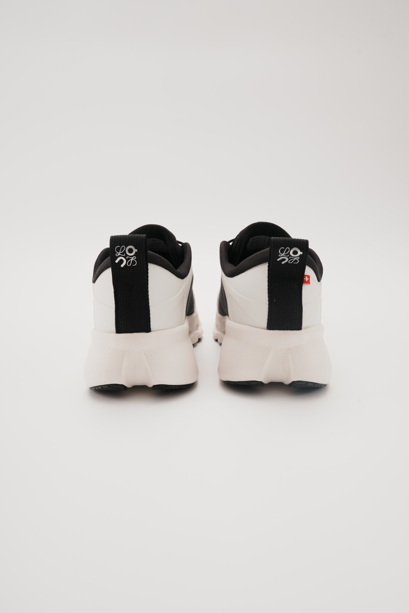 LOEWE X ON 昂跑 Cloudsolo 舒適跑步鞋 白黑（男女同款）