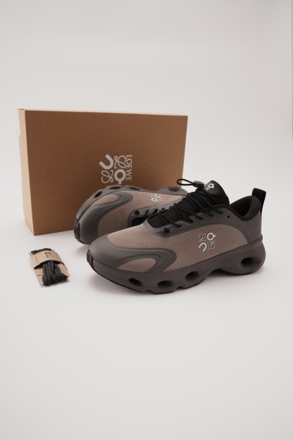 LOEWE X ON 昂跑 Cloudsolo 舒適跑步鞋 黑咖（男女同款）