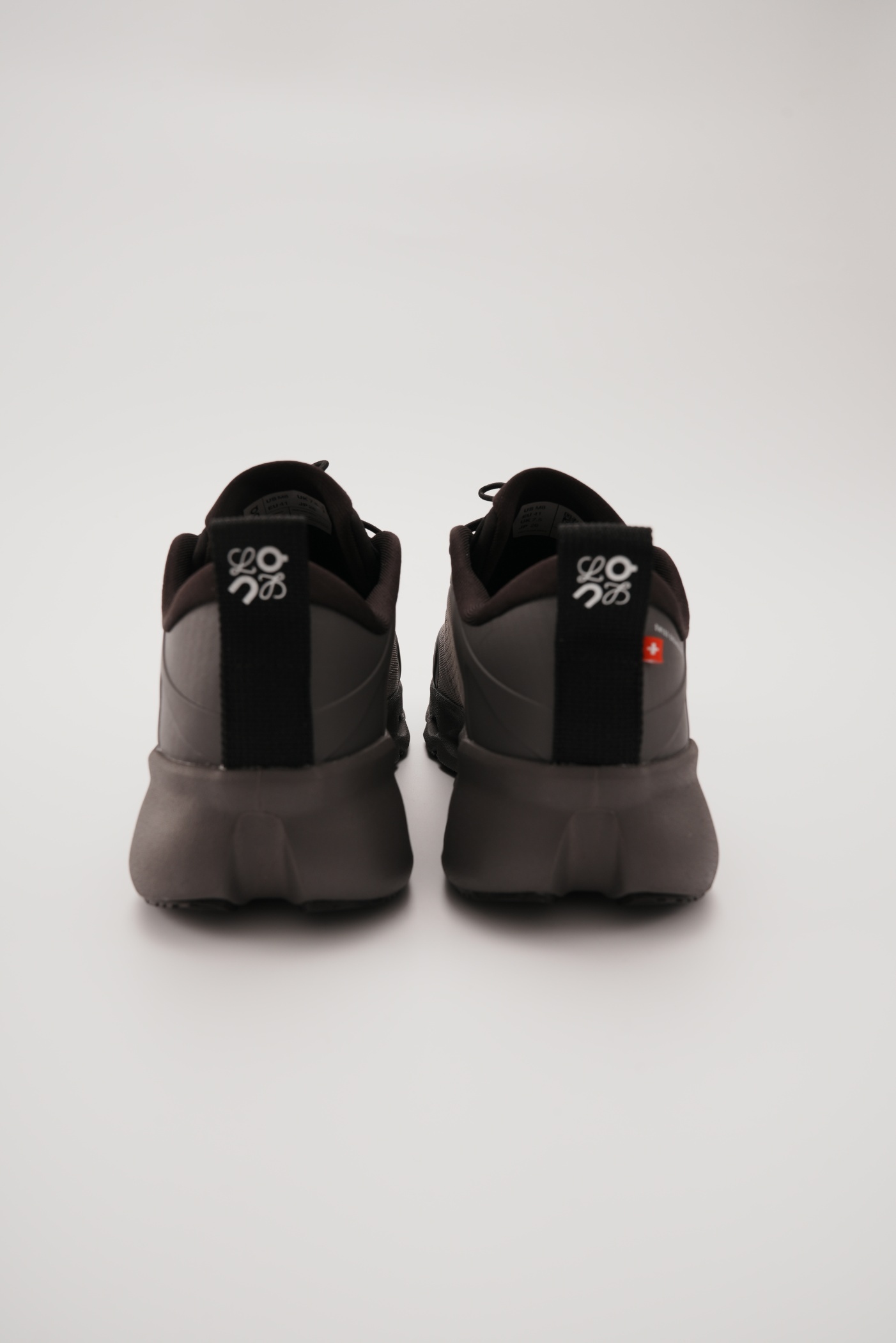 LOEWE X ON 昂跑 Cloudsolo 舒適跑步鞋 黑咖（男女同款）