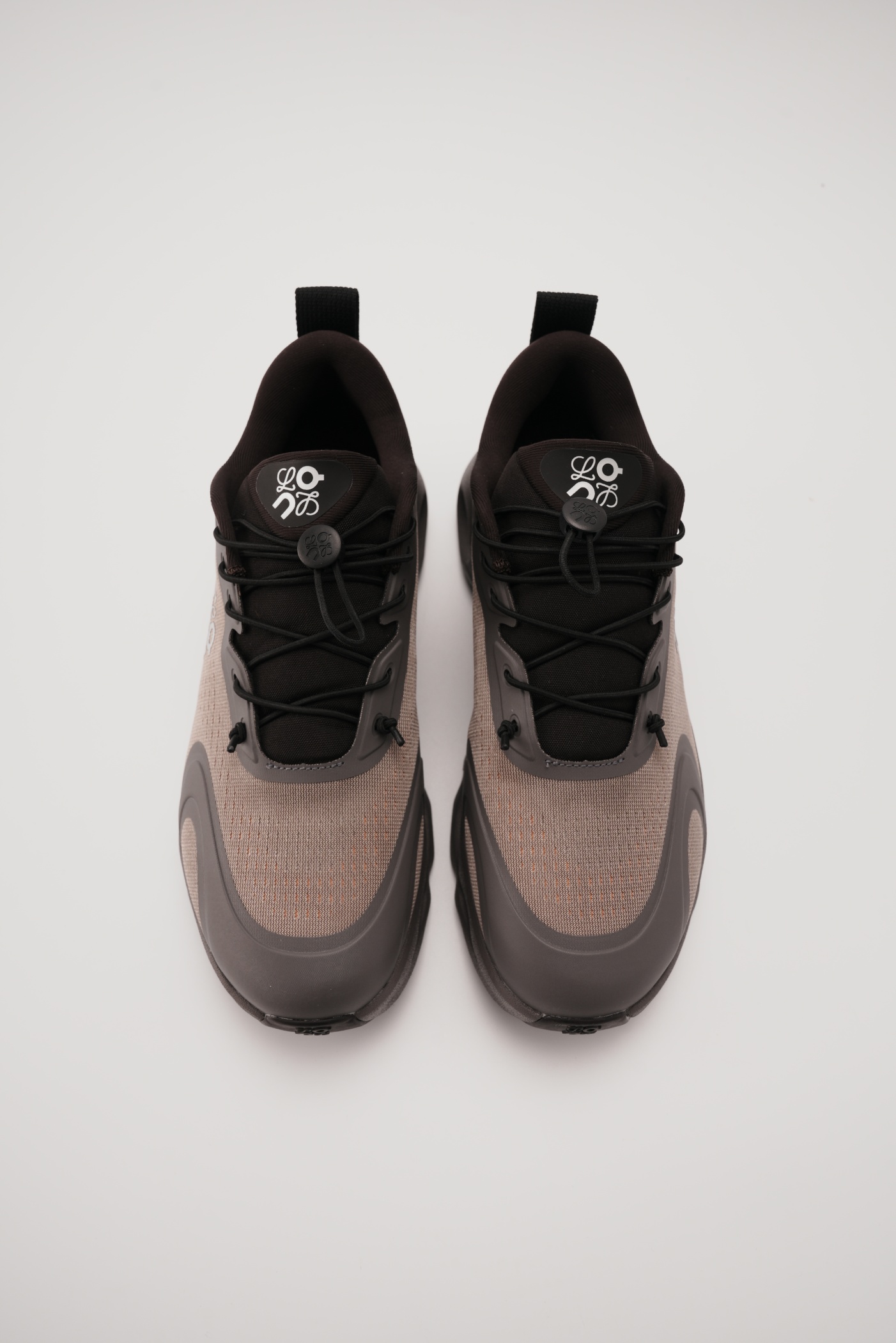 LOEWE X ON 昂跑 Cloudsolo 舒適跑步鞋 黑咖（男女同款）