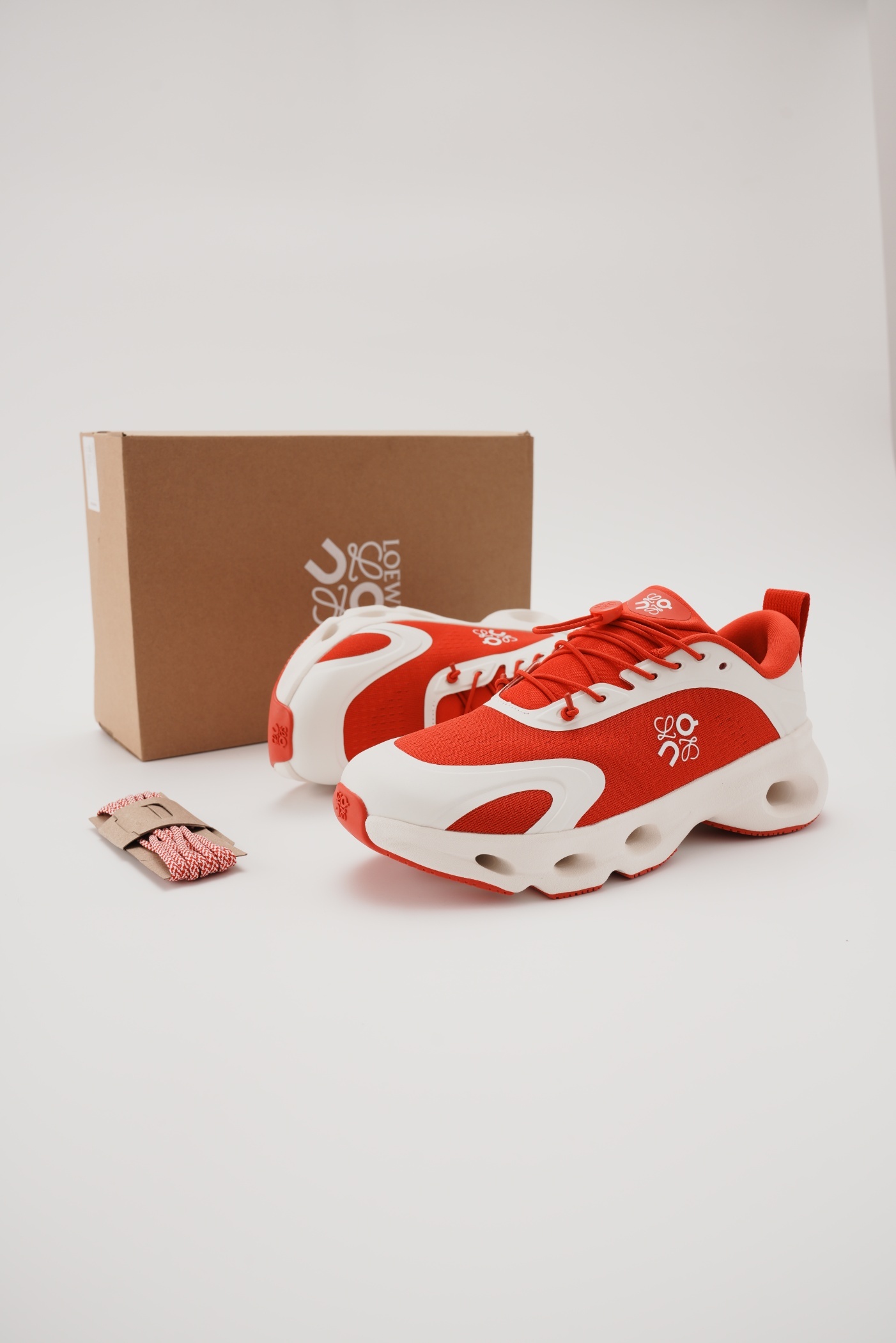 LOEWE X ON 昂跑 Cloudsolo 白紅 舒適跑步鞋 （女款）