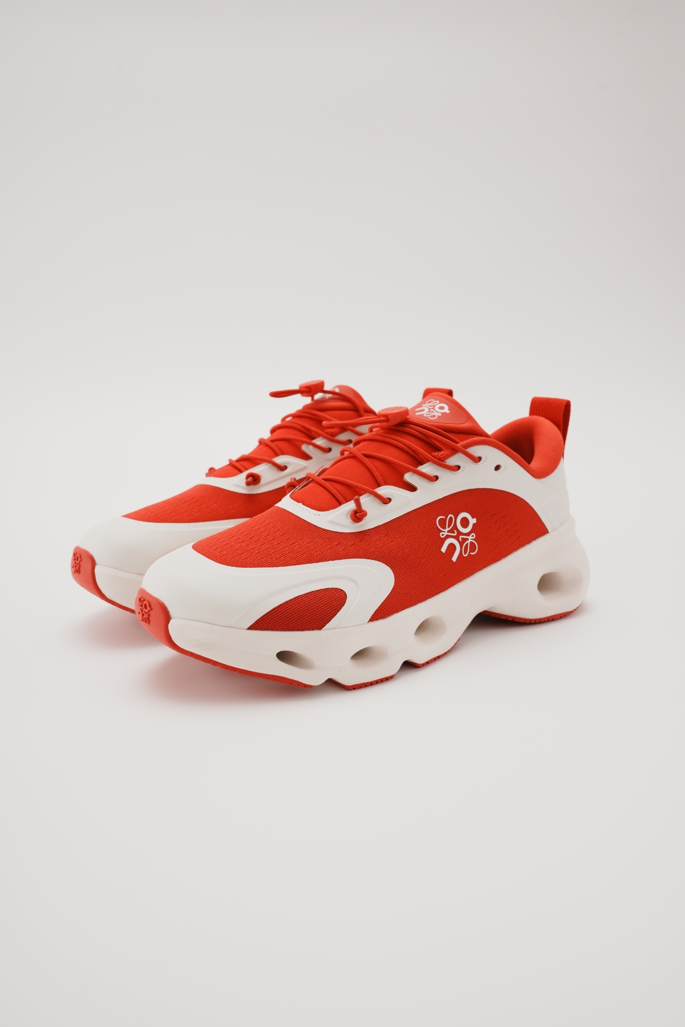 LOEWE X ON 昂跑 Cloudsolo 白紅 舒適跑步鞋 （女款）