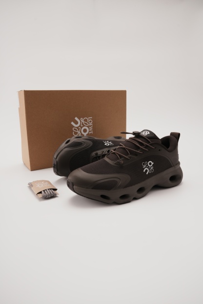 LOEWE X ON 昂跑 Cloudsolo 舒適跑步鞋 黑咖（男女同款）