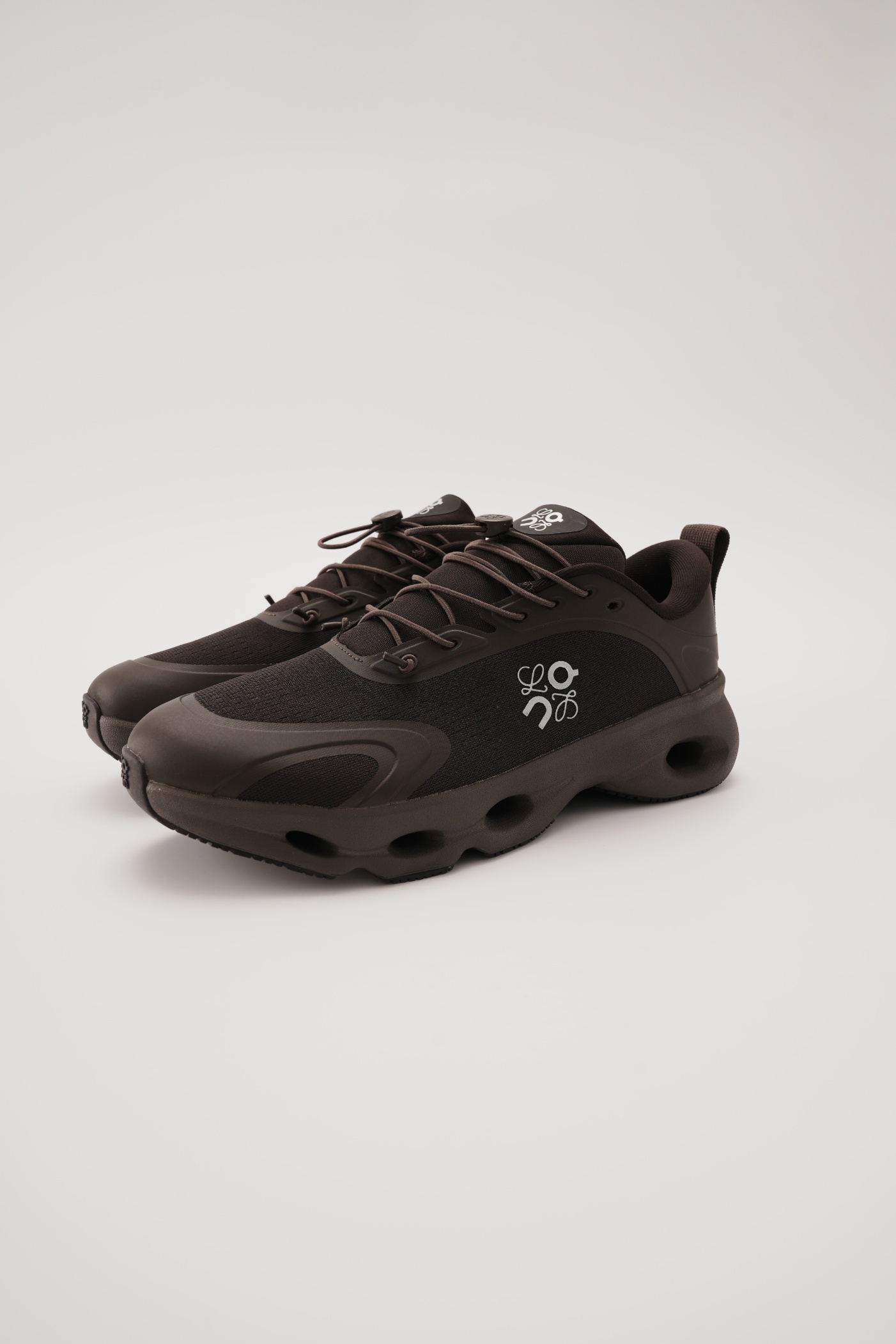 LOEWE X ON 昂跑 Cloudsolo 舒適跑步鞋 黑咖（男女同款）