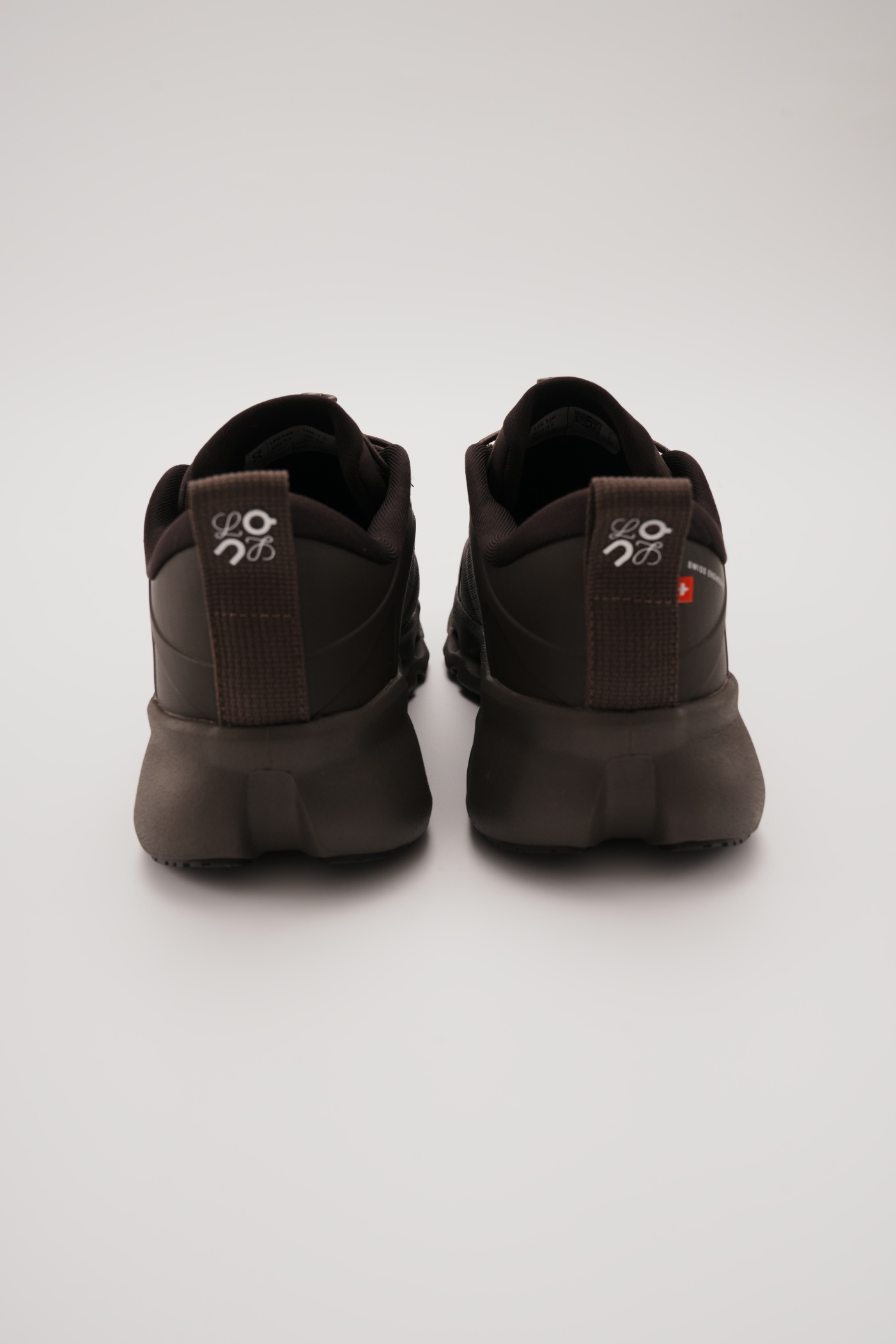 LOEWE X ON 昂跑 Cloudsolo 舒適跑步鞋 黑咖（男女同款）