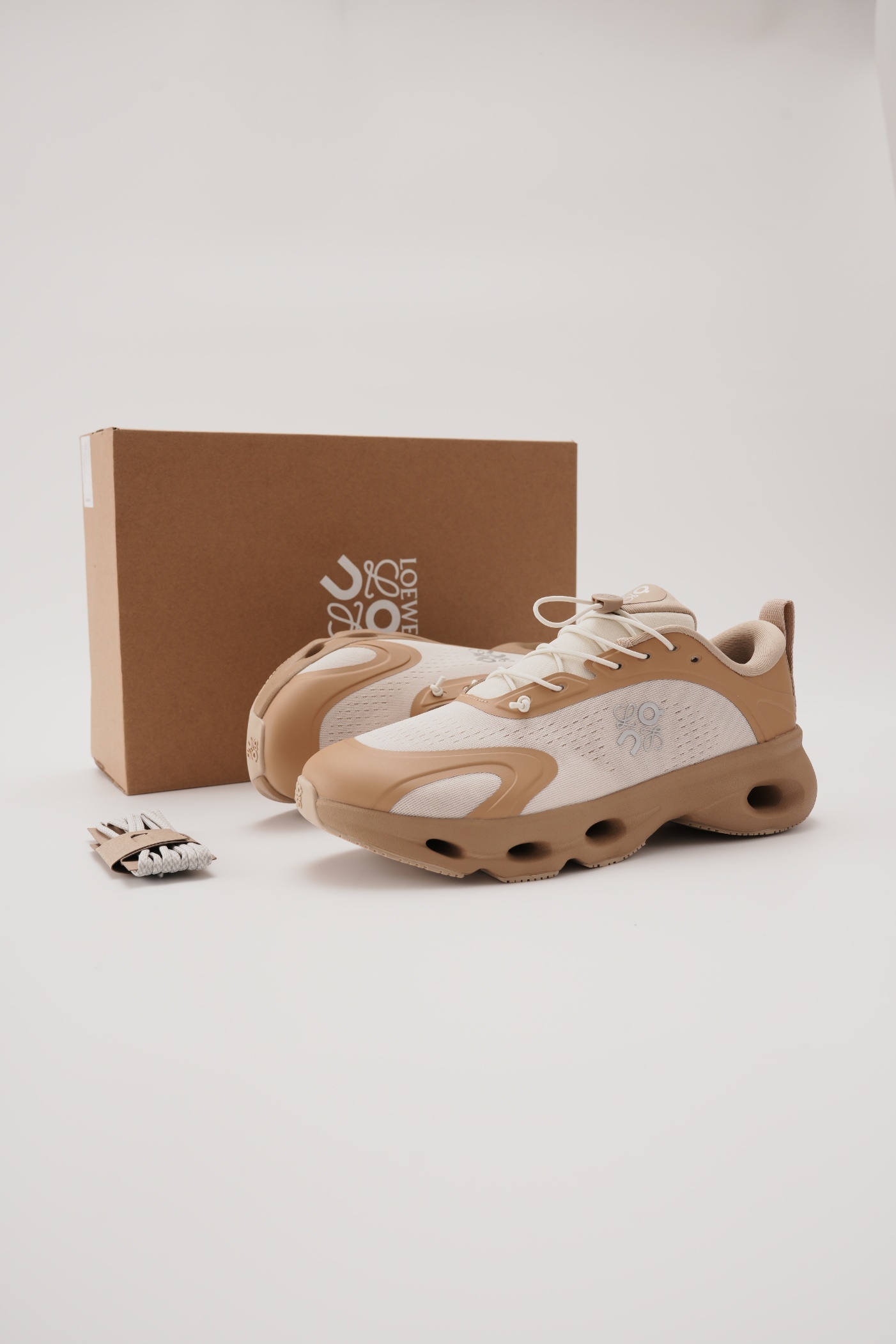 LOEWE X ON 昂跑 Cloudsolo 舒適跑步鞋 白棕（男女同款）