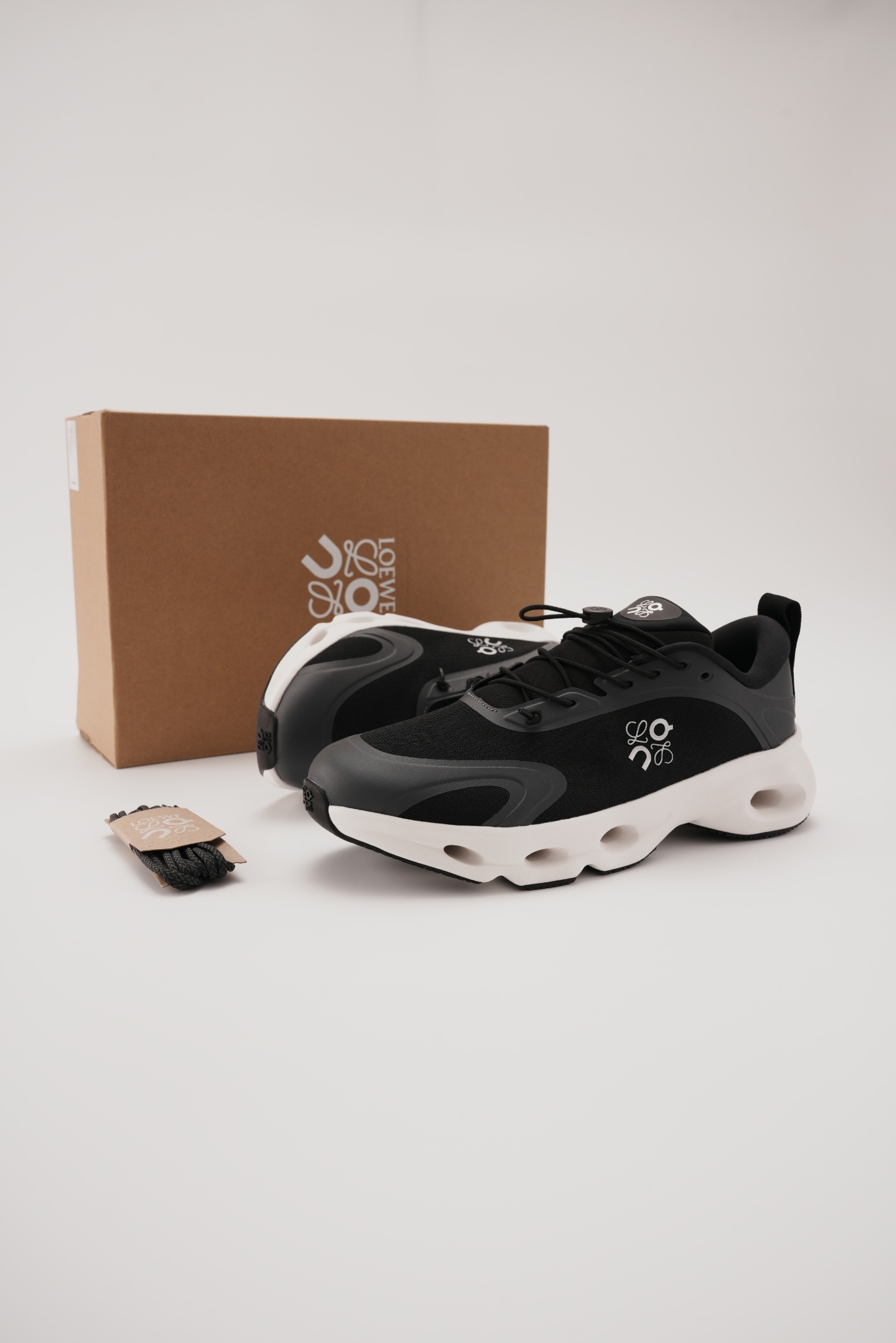 LOEWE X ON 昂跑 Cloudsolo 舒適跑步鞋 黑白（男女同款）