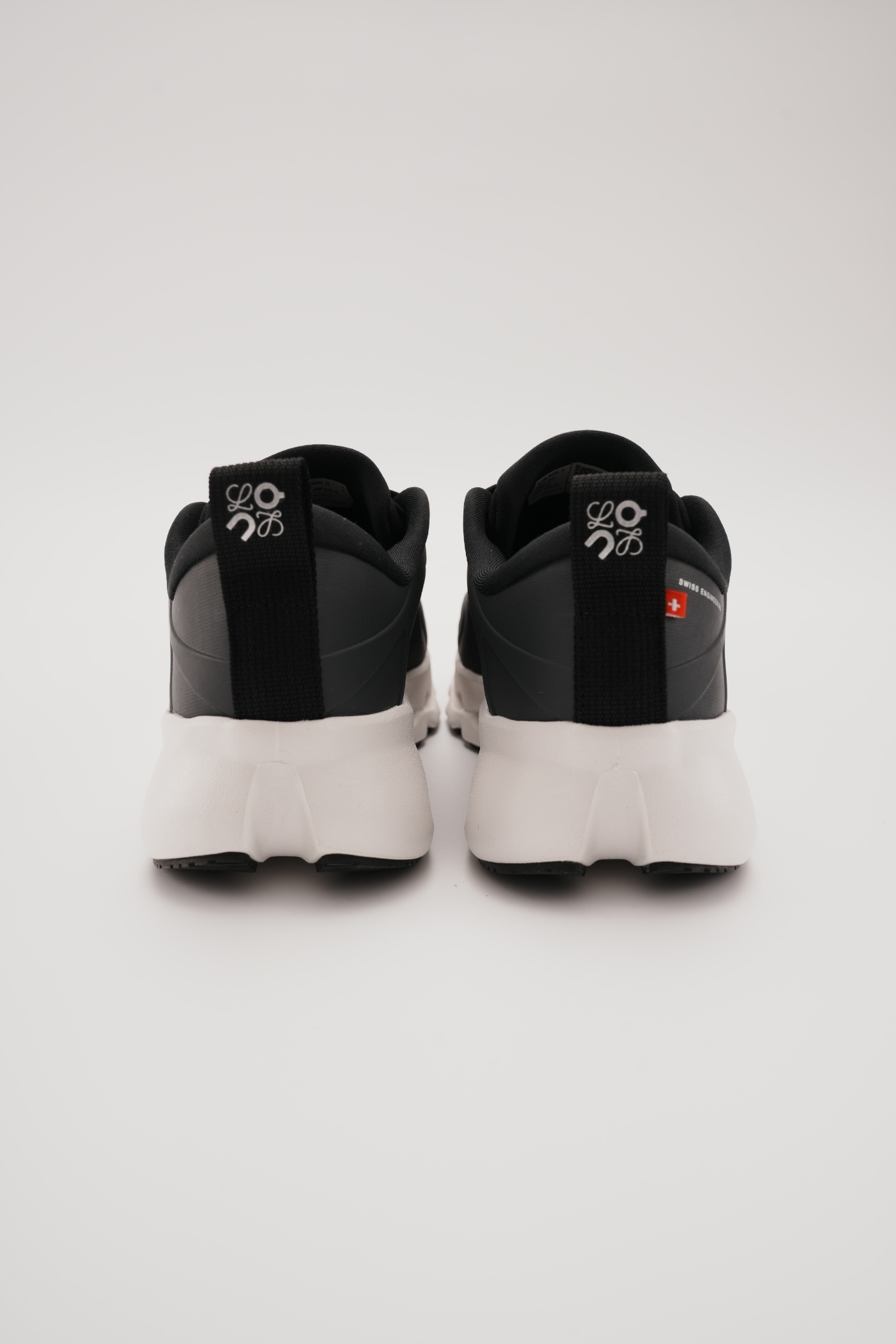 LOEWE X ON 昂跑 Cloudsolo 舒適跑步鞋 黑白（男女同款）