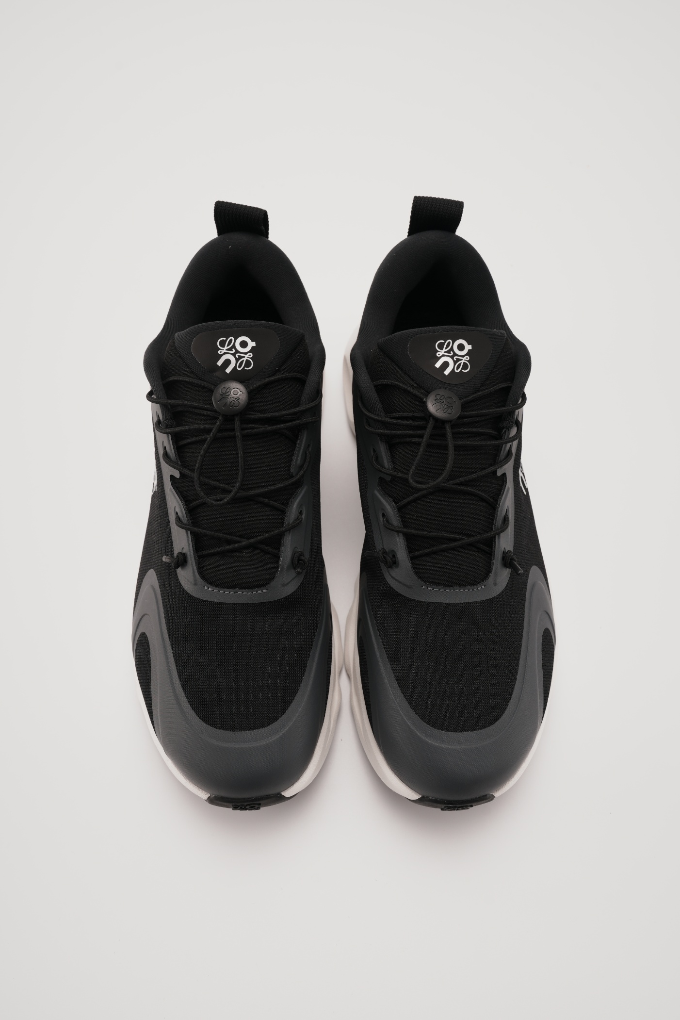 LOEWE X ON 昂跑 Cloudsolo 舒適跑步鞋 黑白（男女同款）