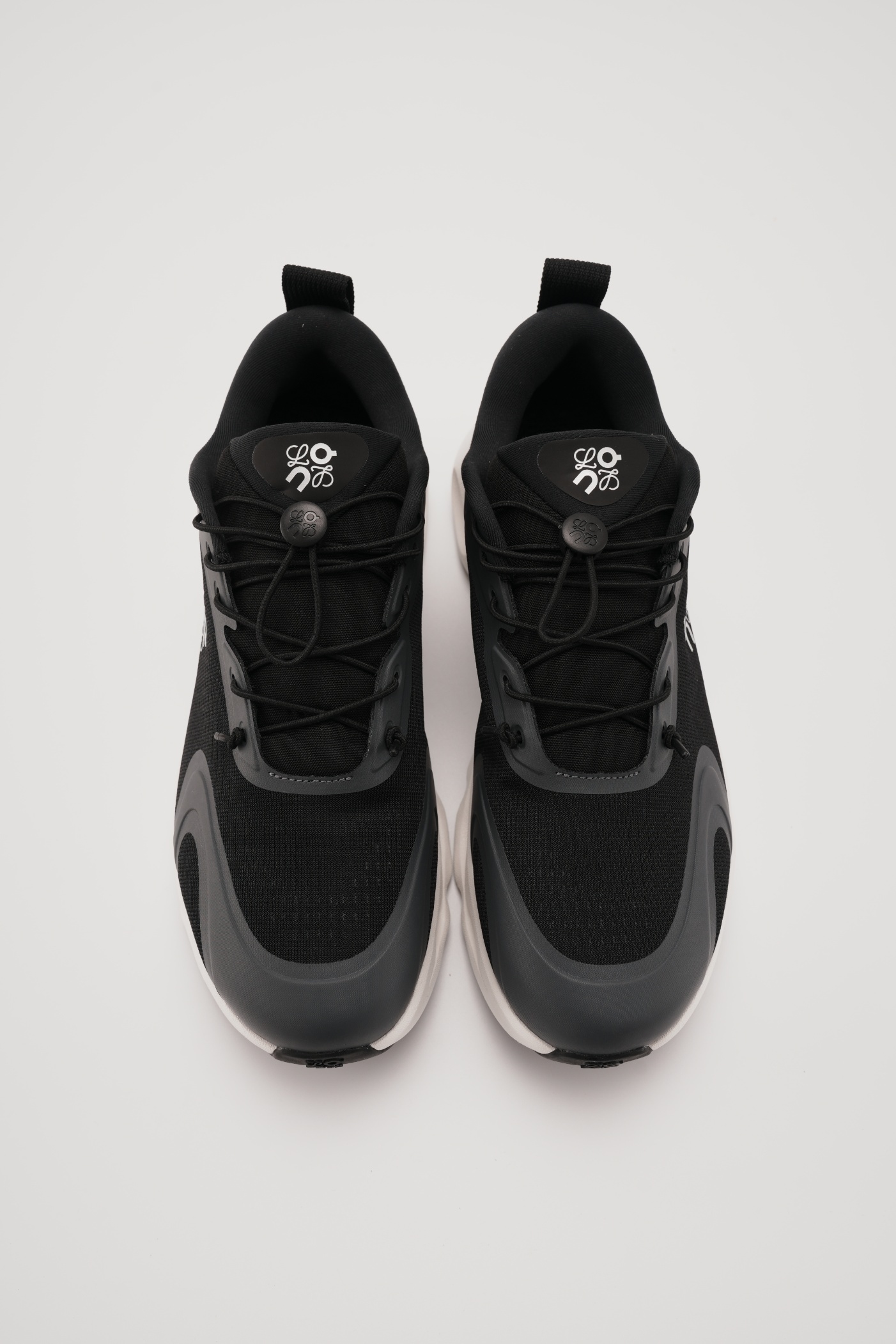LOEWE X ON 昂跑 Cloudsolo 舒適跑步鞋 黑白（男女同款）