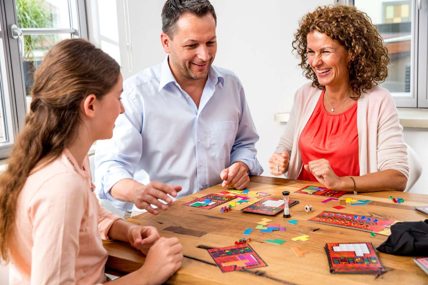 Thames & Kosmos Ubongo Classic Puzzle Game, 1- 4 Players