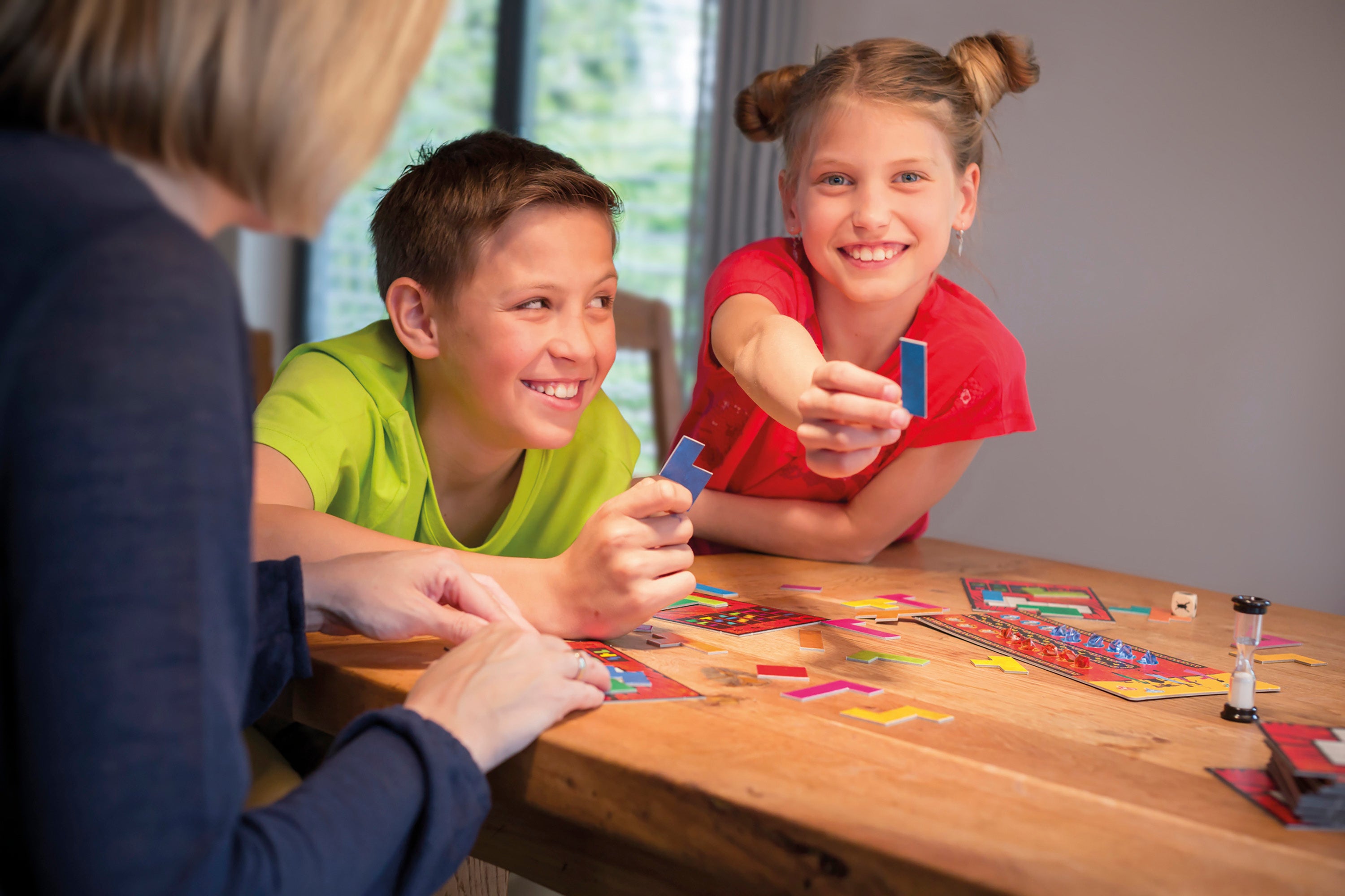 Thames & Kosmos Ubongo Classic Puzzle Game, 1- 4 Players