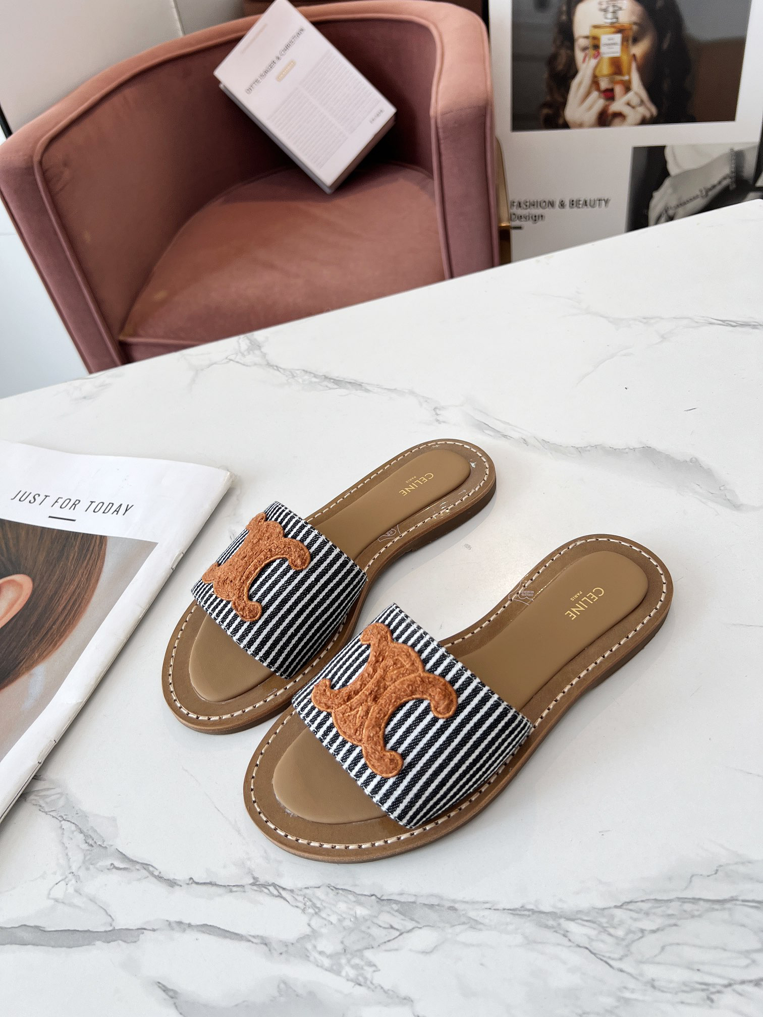 セリーヌです「CELINE」【新商品】セリーヌ トリオンフ ミュール / スライドシューズ