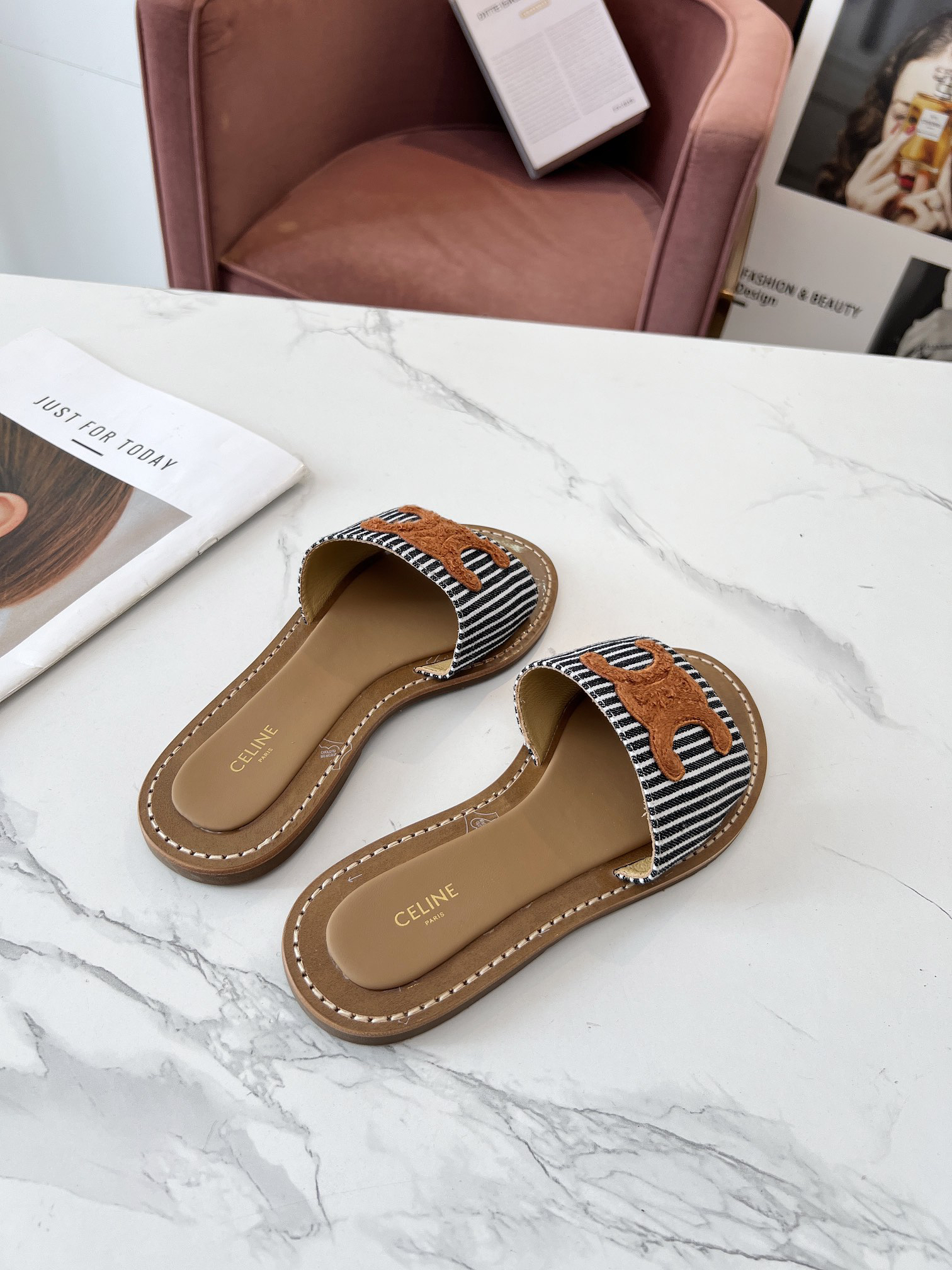 セリーヌです「CELINE」【新商品】セリーヌ トリオンフ ミュール / スライドシューズ