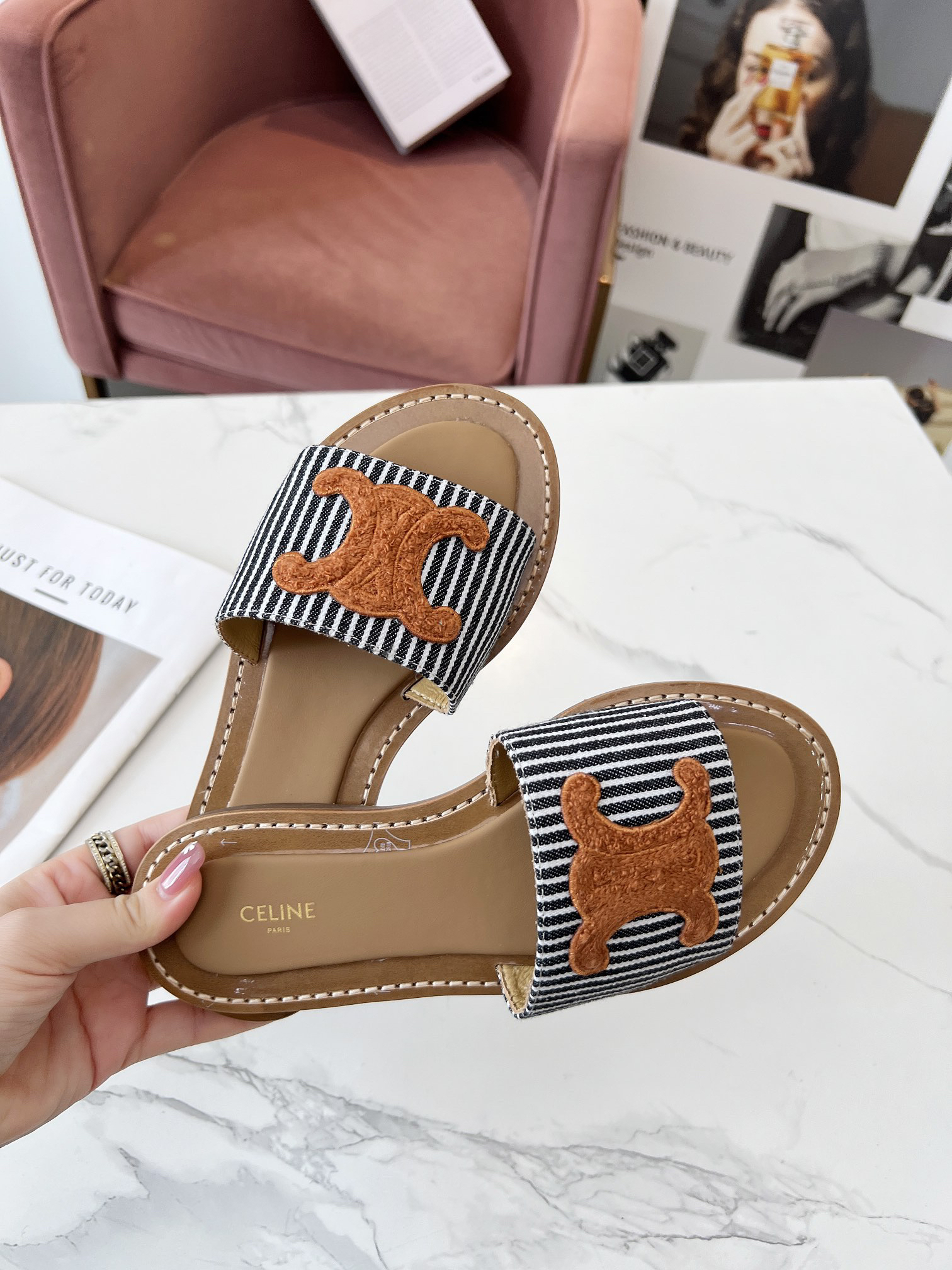 セリーヌです「CELINE」【新商品】セリーヌ トリオンフ ミュール / スライドシューズ
