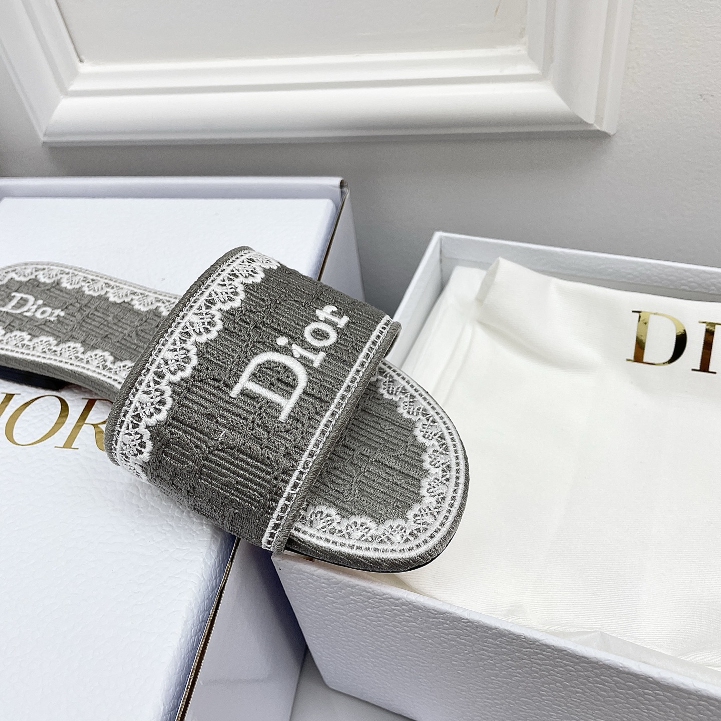 ディオール「Dior」【今年の新商品】ディオール ディオリビエラ レース×3D刺繍ミュール / スライドサンダル