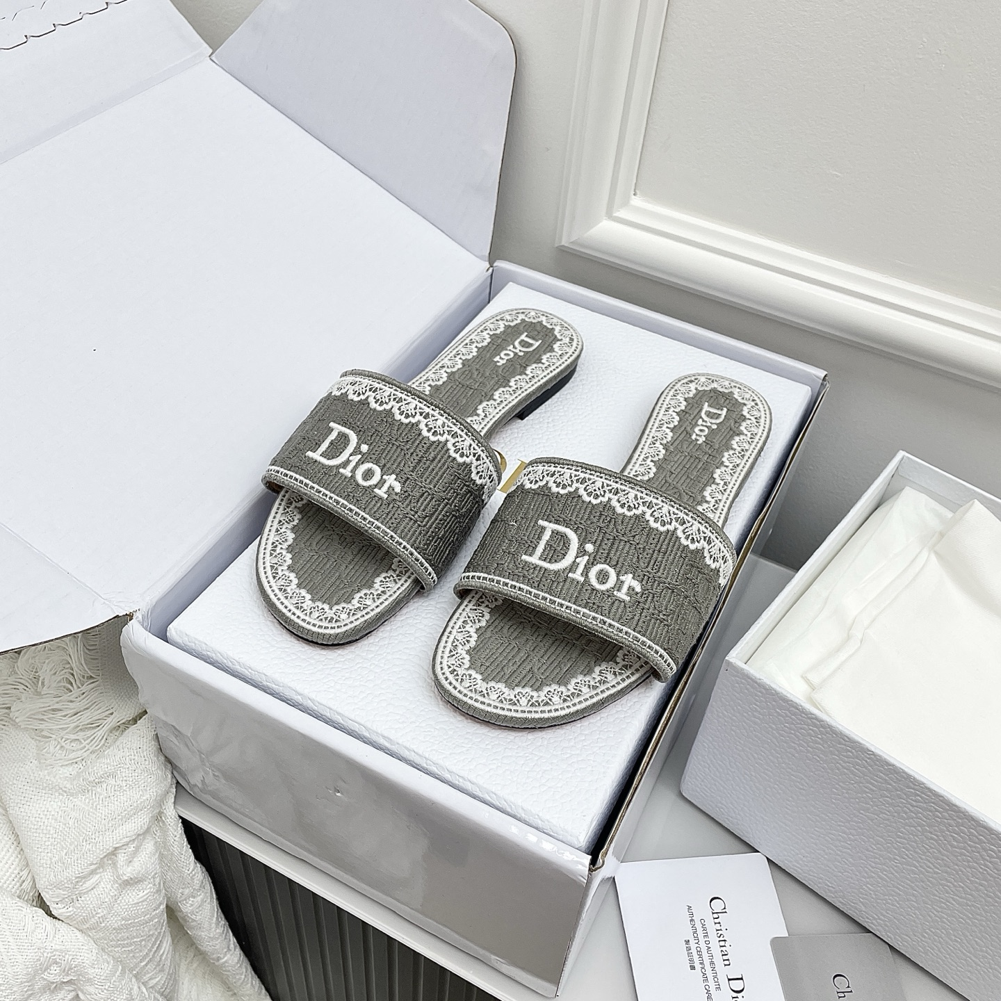 ディオール「Dior」【今年の新商品】ディオール ディオリビエラ レース×3D刺繍ミュール / スライドサンダル