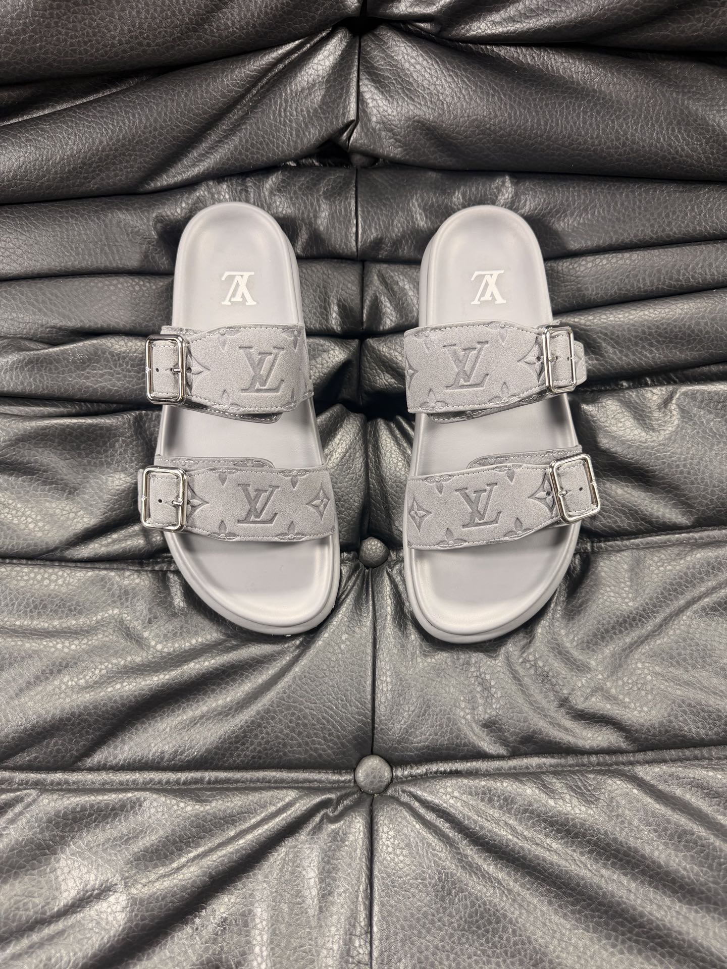 ルイ・ヴィトン「Louis Vuitton」ルイ・ヴィトン LV サンセット フラット コンフォート サンダル（モノグラムキャンバス） / スライドサンダル