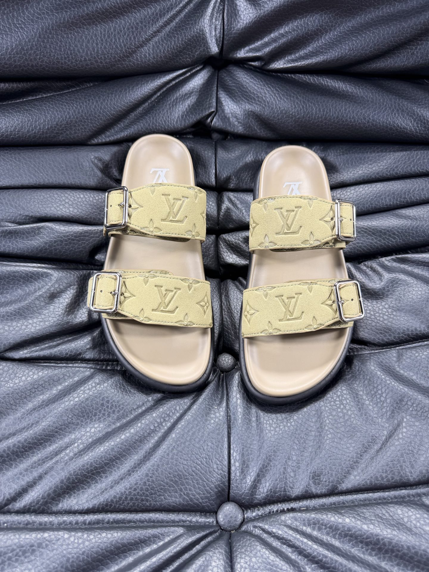 ルイ・ヴィトン「Louis Vuitton」ルイ・ヴィトン LV サンセット フラット コンフォート サンダル（モノグラムキャンバス） / スライドサンダル