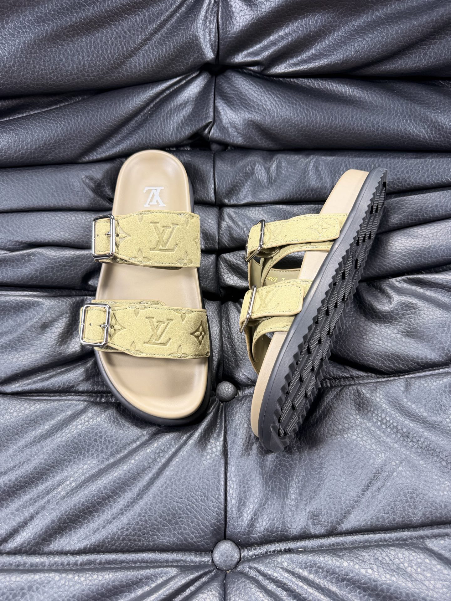 ルイ・ヴィトン「Louis Vuitton」ルイ・ヴィトン LV サンセット フラット コンフォート サンダル（モノグラムキャンバス） / スライドサンダル