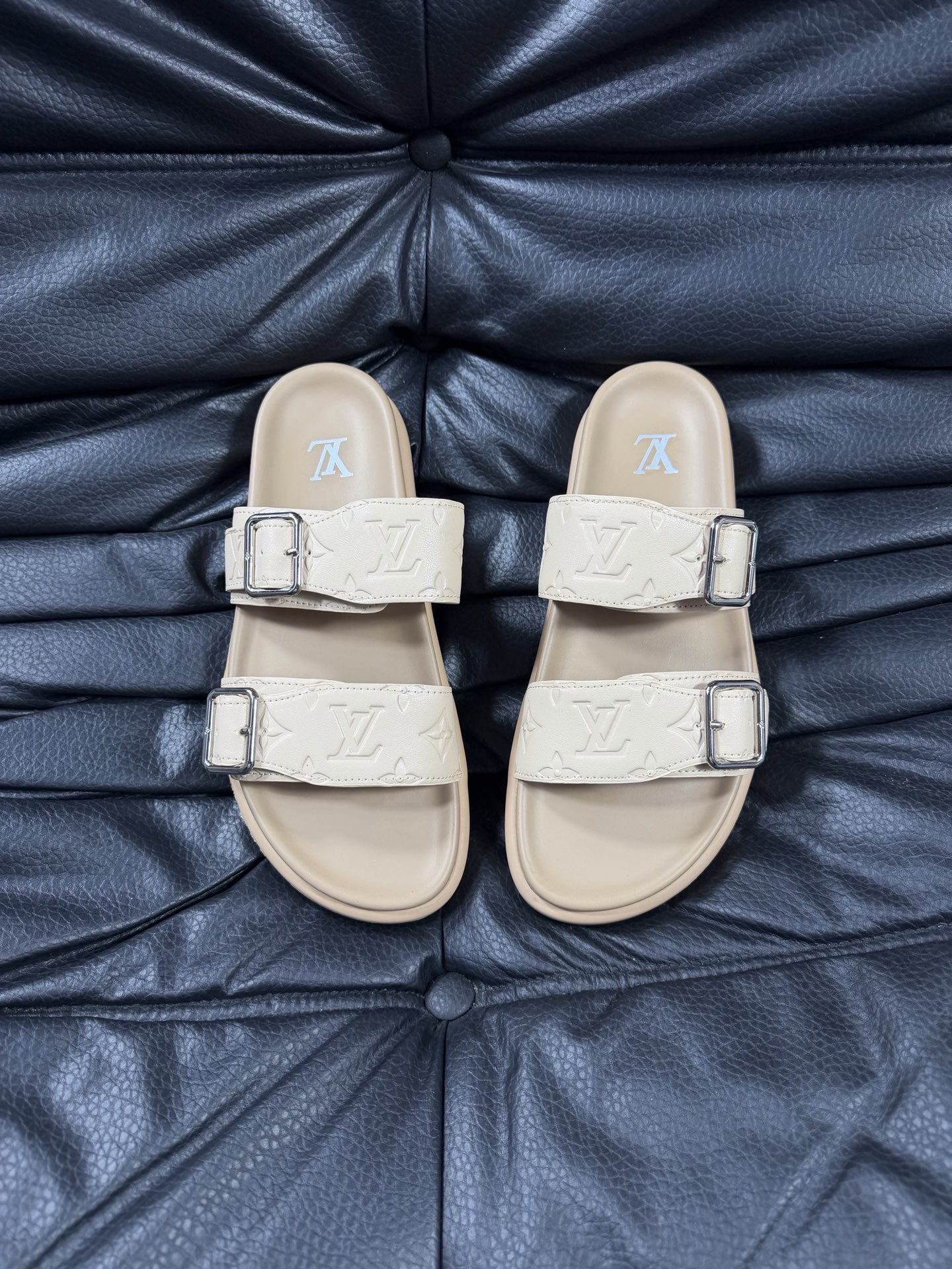 ルイ・ヴィトン「Louis Vuitton」ルイ・ヴィトン LV サンセット フラット コンフォート サンダル（モノグラムキャンバス） / スライドサンダル