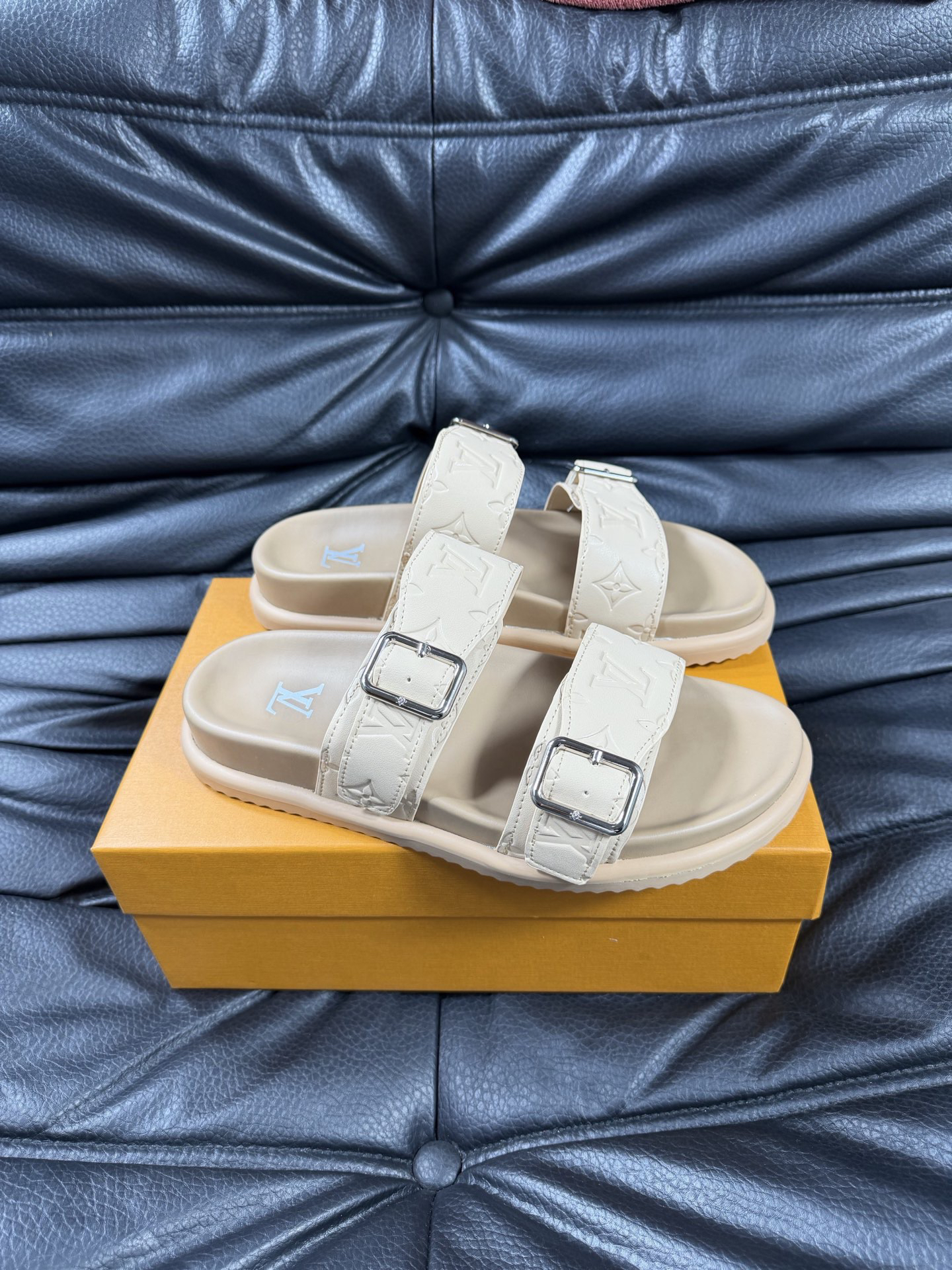 ルイ・ヴィトン「Louis Vuitton」ルイ・ヴィトン LV サンセット フラット コンフォート サンダル（モノグラムキャンバス） / スライドサンダル