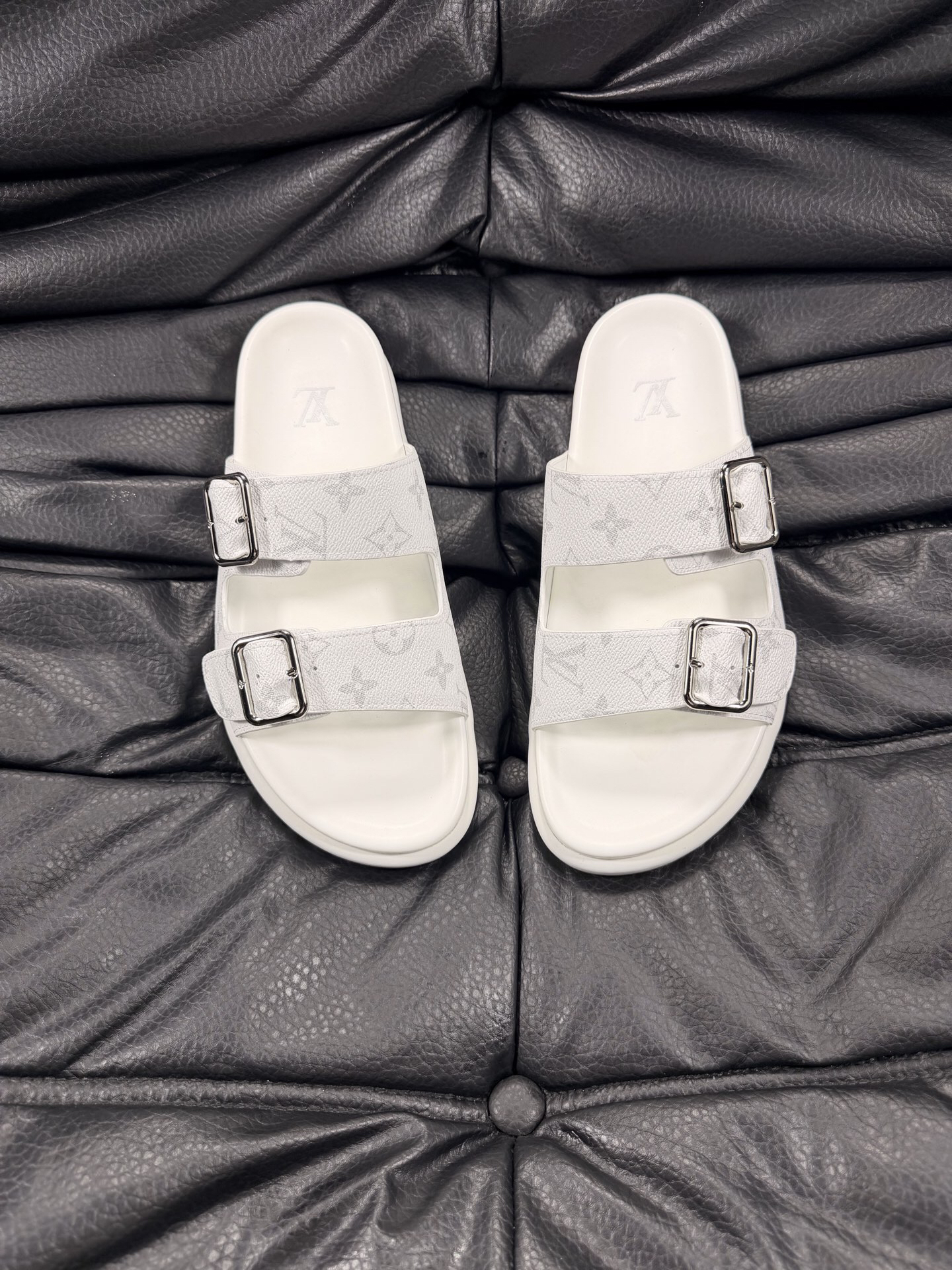 ルイ・ヴィトン「Louis Vuitton」ルイ・ヴィトン LV サンセット フラット コンフォート サンダル（モノグラムキャンバス） / スライドサンダル