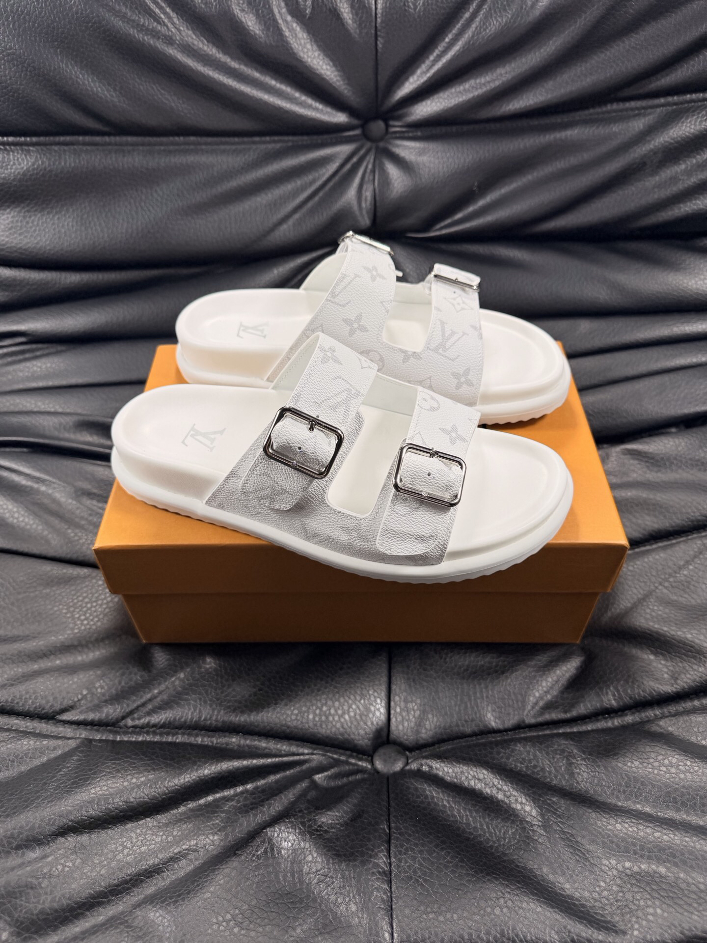 ルイ・ヴィトン「Louis Vuitton」ルイ・ヴィトン LV サンセット フラット コンフォート サンダル（モノグラムキャンバス） / スライドサンダル