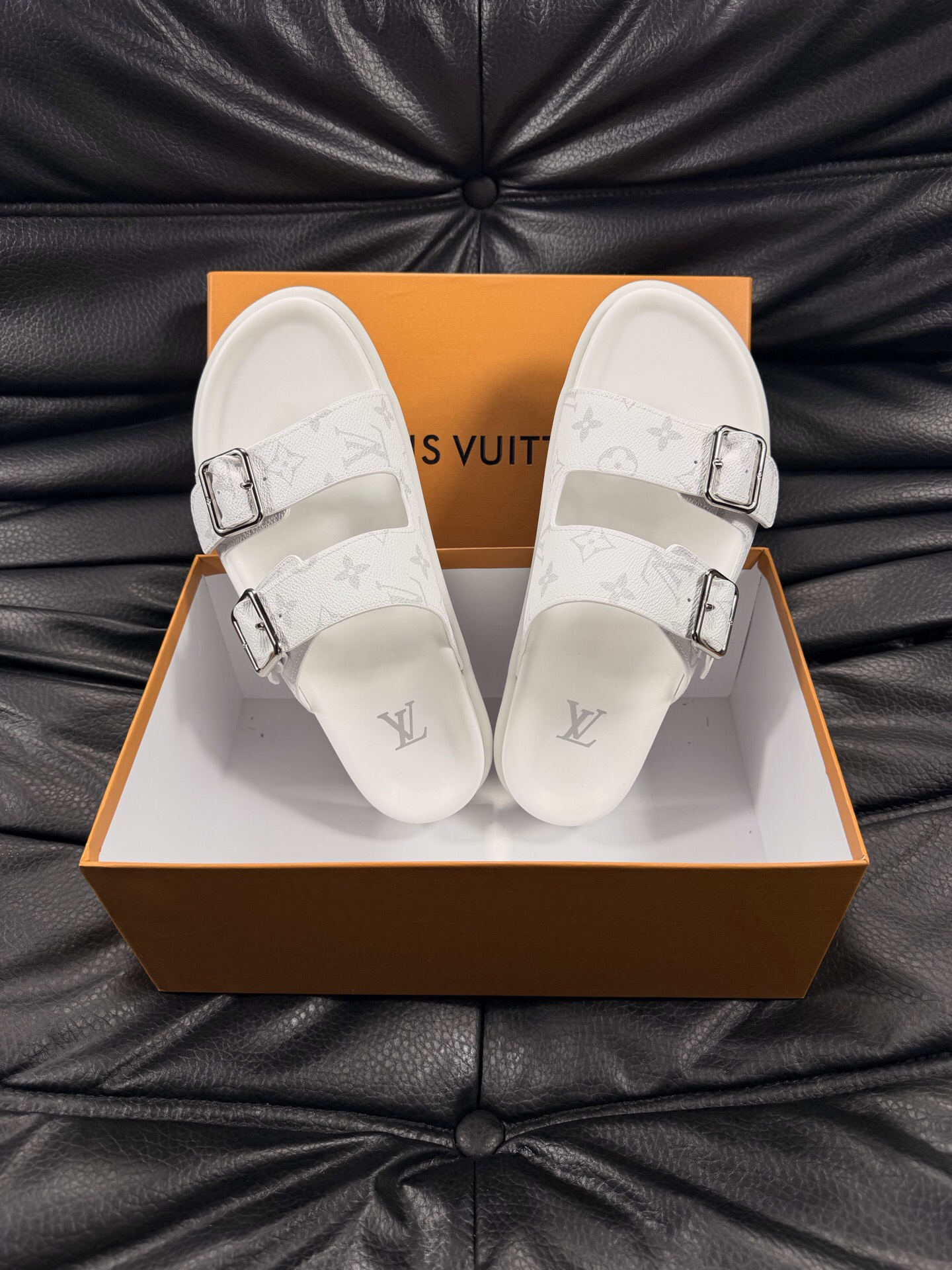 ルイ・ヴィトン「Louis Vuitton」ルイ・ヴィトン LV サンセット フラット コンフォート サンダル（モノグラムキャンバス） / スライドサンダル