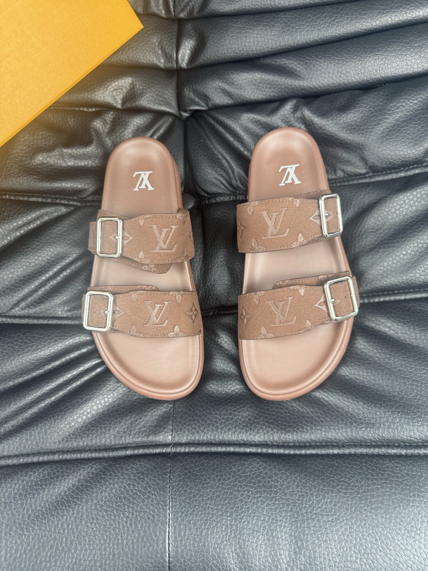 ルイ・ヴィトン「Louis Vuitton」ルイ・ヴィトン LV サンセット フラット コンフォート サンダル（モノグラムキャンバス） / スライドサンダル
