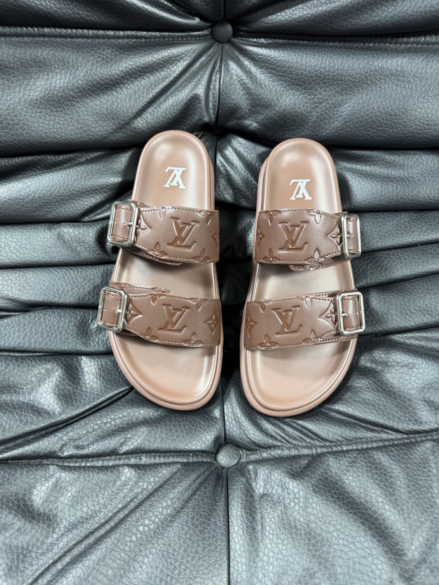 ルイ・ヴィトン「Louis Vuitton」ルイ・ヴィトン LV サンセット フラット コンフォート サンダル（モノグラムキャンバス） / スライドサンダル