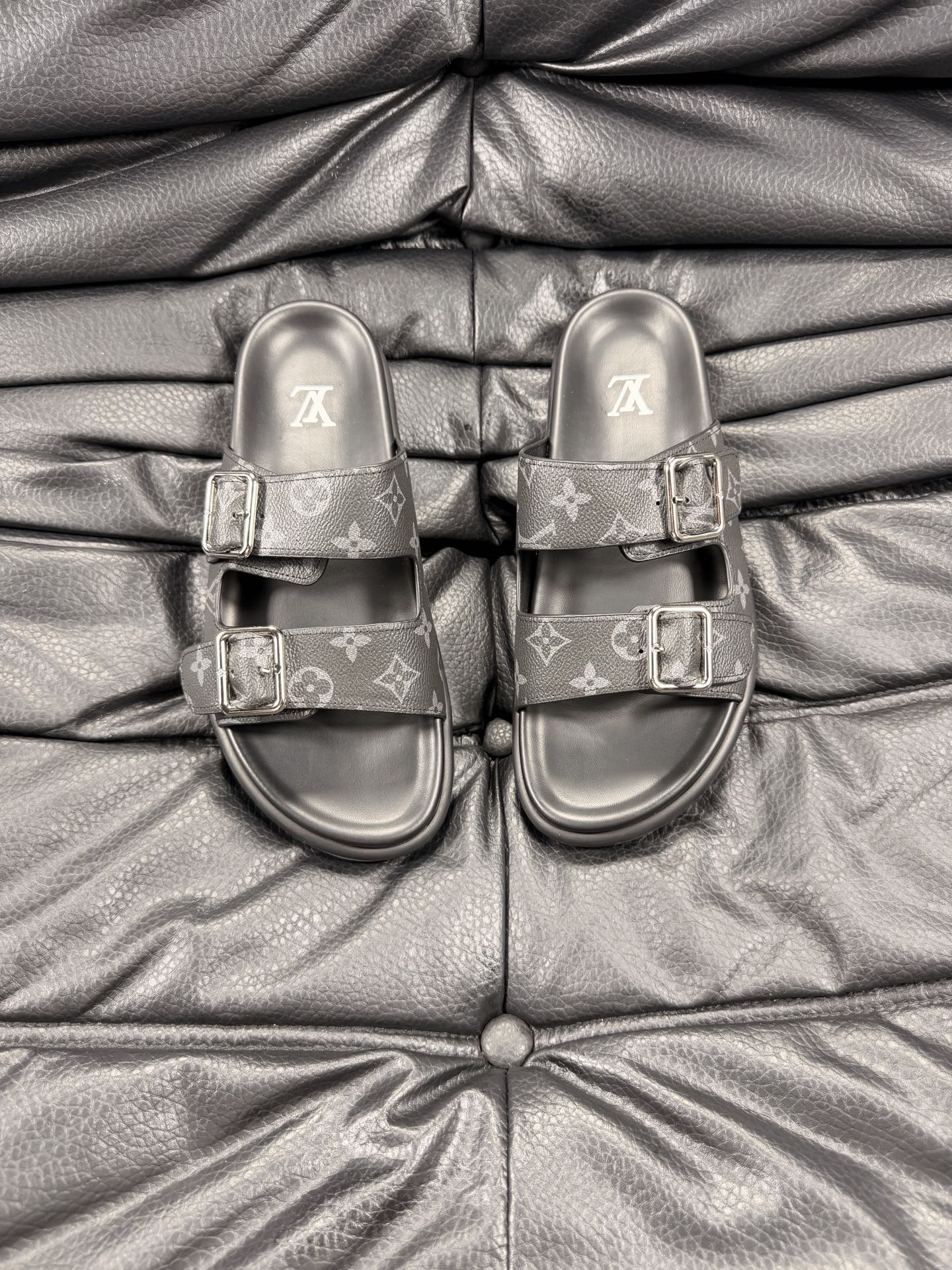 ルイ・ヴィトン「Louis Vuitton」ルイ・ヴィトン LV サンセット フラット コンフォート サンダル（モノグラムキャンバス） / スライドサンダル