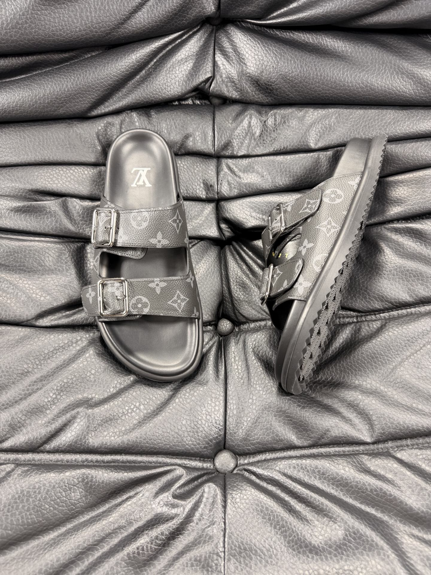ルイ・ヴィトン「Louis Vuitton」ルイ・ヴィトン LV サンセット フラット コンフォート サンダル（モノグラムキャンバス） / スライドサンダル