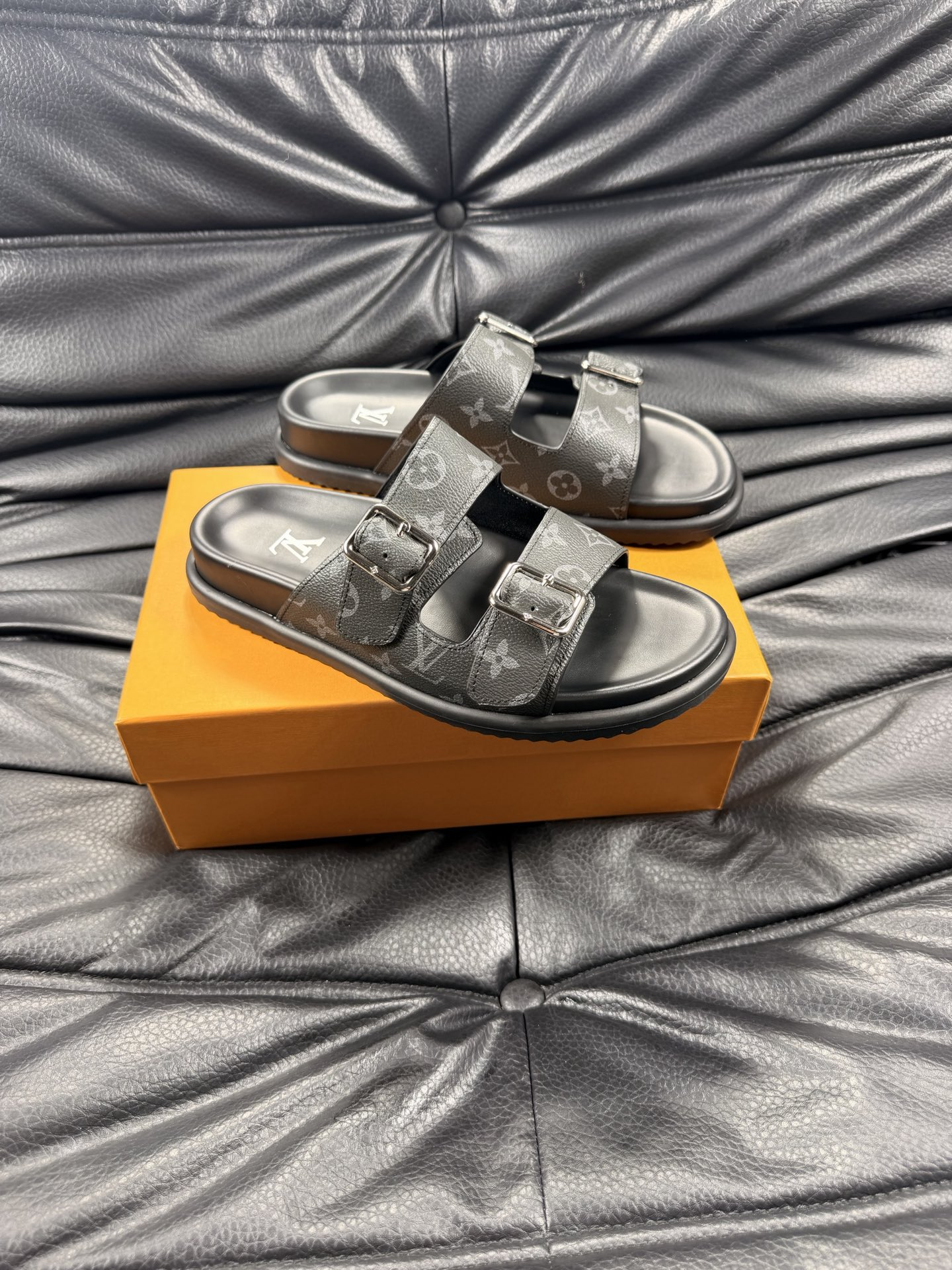 ルイ・ヴィトン「Louis Vuitton」ルイ・ヴィトン LV サンセット フラット コンフォート サンダル（モノグラムキャンバス） / スライドサンダル