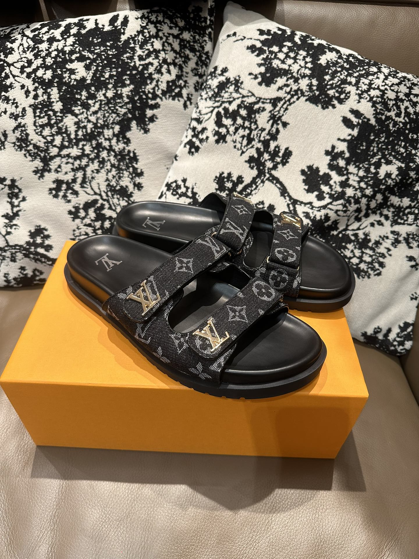 ルイ・ヴィトン「Louis Vuitton」ルイ・ヴィトン LV サンセット フラット コンフォート サンダル（モノグラムキャンバス） / スライドサンダル