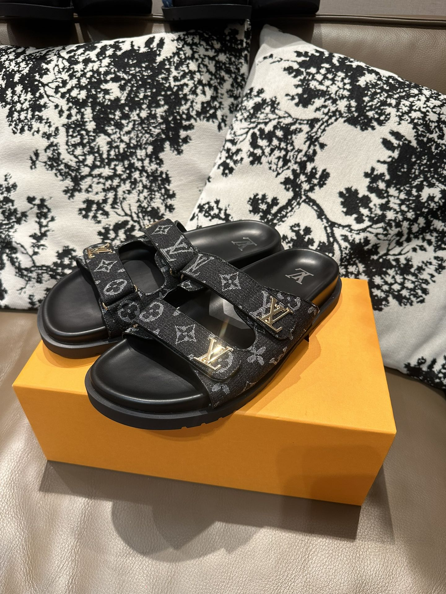 ルイ・ヴィトン「Louis Vuitton」ルイ・ヴィトン LV サンセット フラット コンフォート サンダル（モノグラムキャンバス） / スライドサンダル
