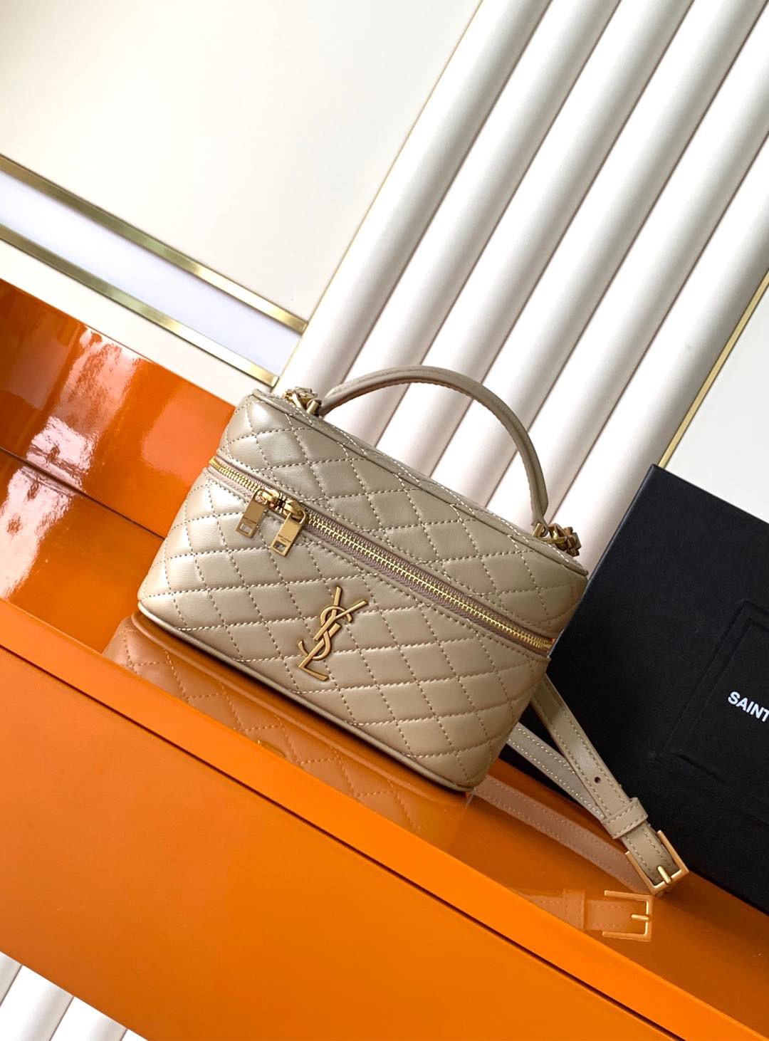 サンローラン「Saint Laurent」ギャビー ヴァニティバッグ（ラムスキン）