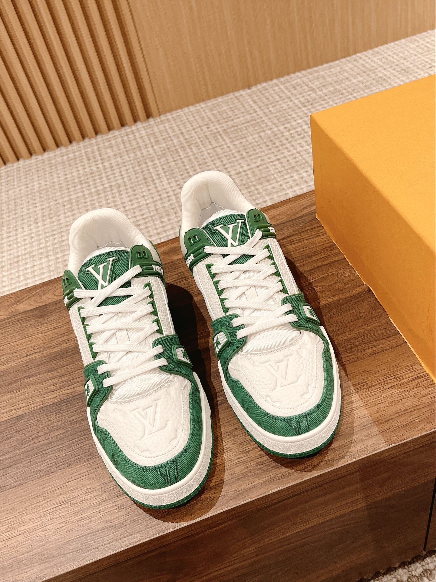 「コラボモデル」Louis Vuitton x Trainerスニーカー