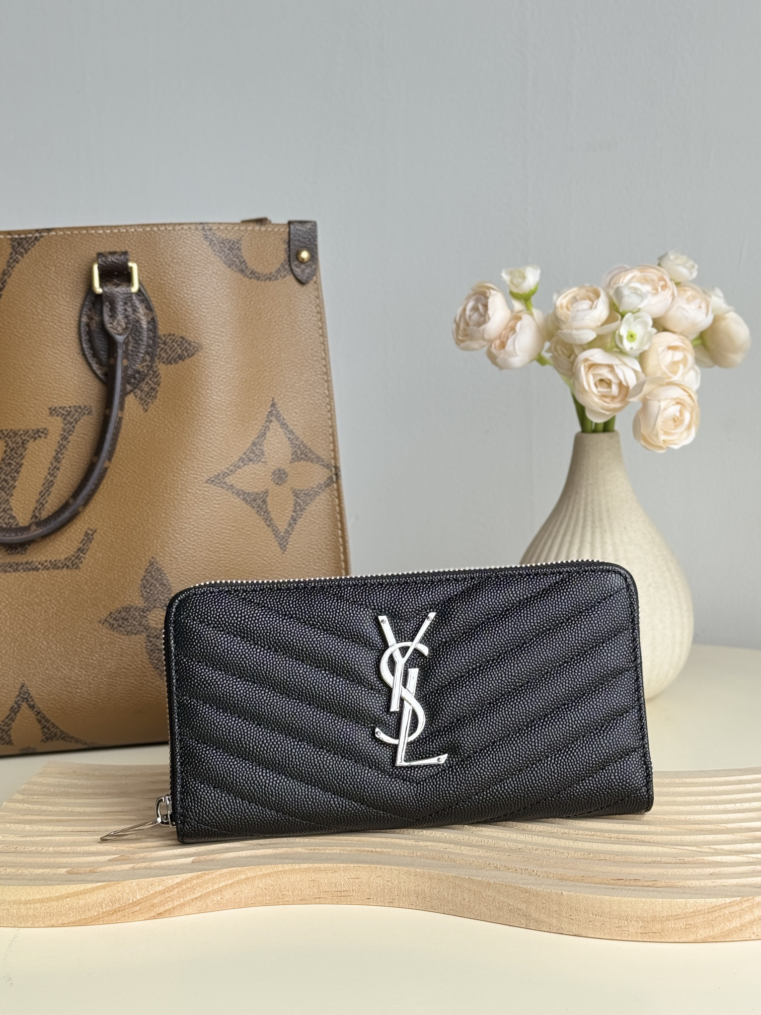 サンローラン「Saint Laurent」モノグラム・サンローラン フルジップウォレット（グレインパウダーテクスチャー キルティングレザー）