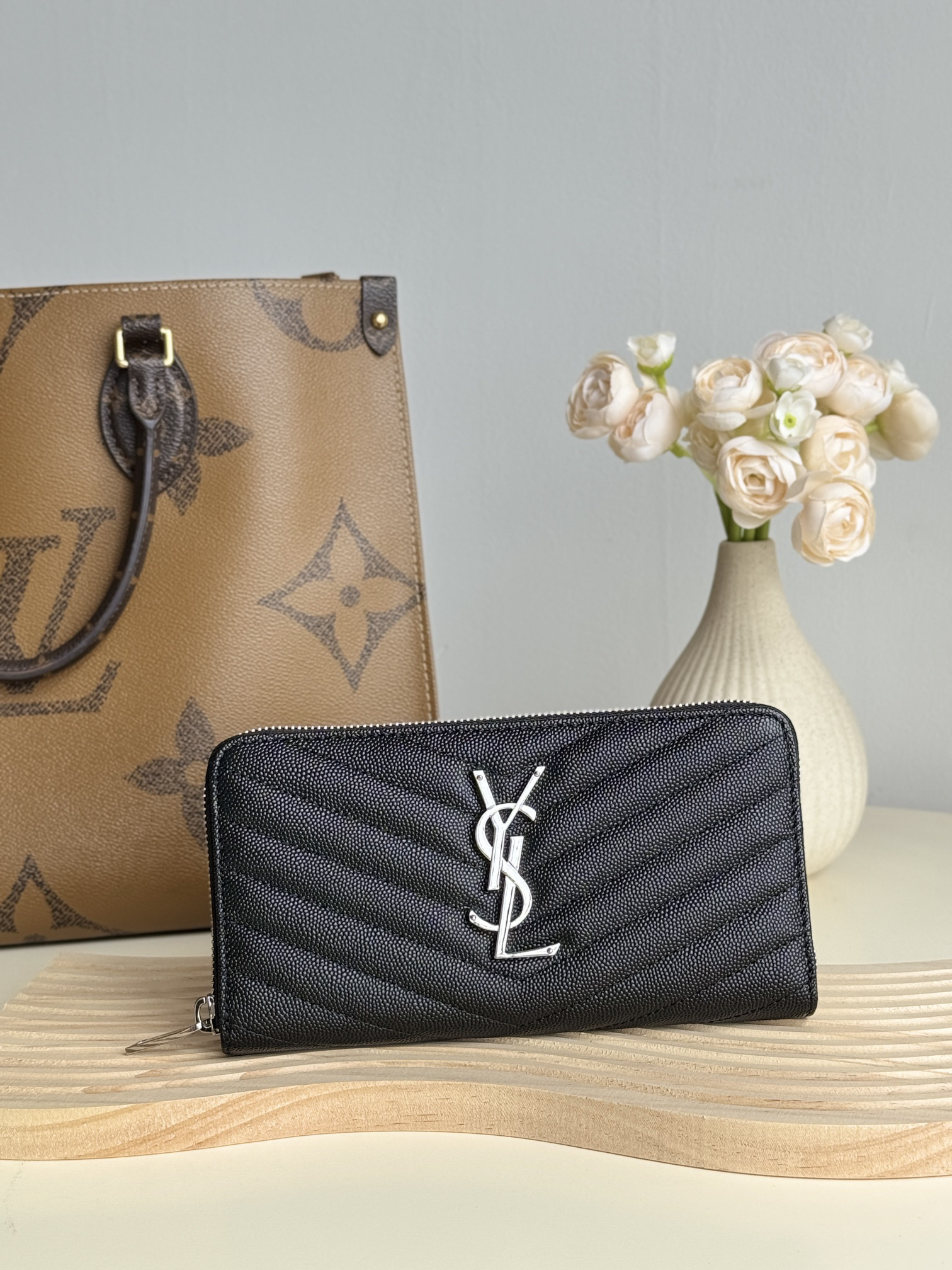 サンローラン「Saint Laurent」モノグラム・サンローラン フルジップウォレット（グレインパウダーテクスチャー キルティングレザー）