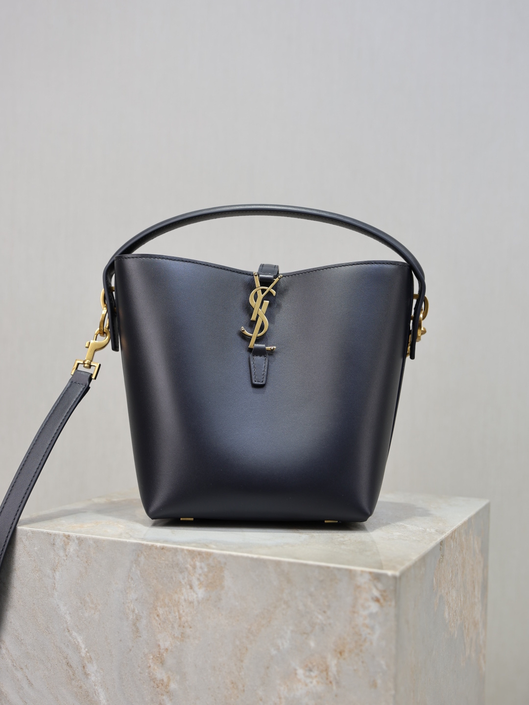 2026サンローラン「Saint Laurent LE 37 プティ スムースカーフレザー バケツバッグ