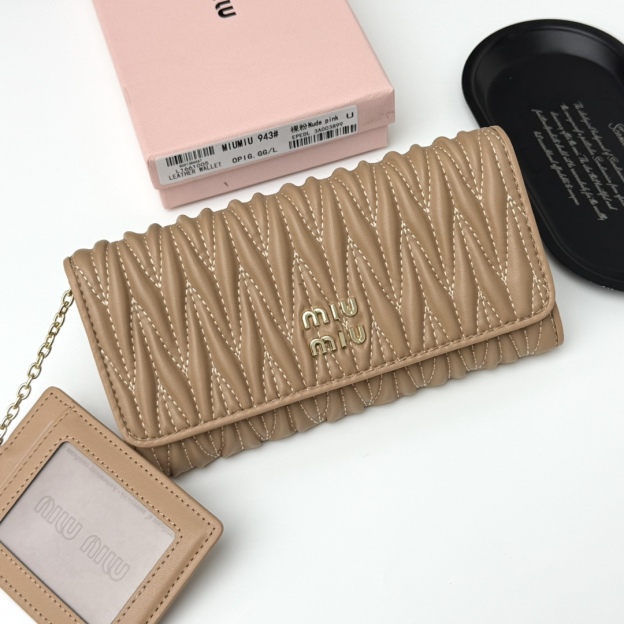 ミュウミュウ「Miu Miu」ミュウミュウ マテラッセ ラムスキン クラッチバッグ 943 / コンパクトウォレット