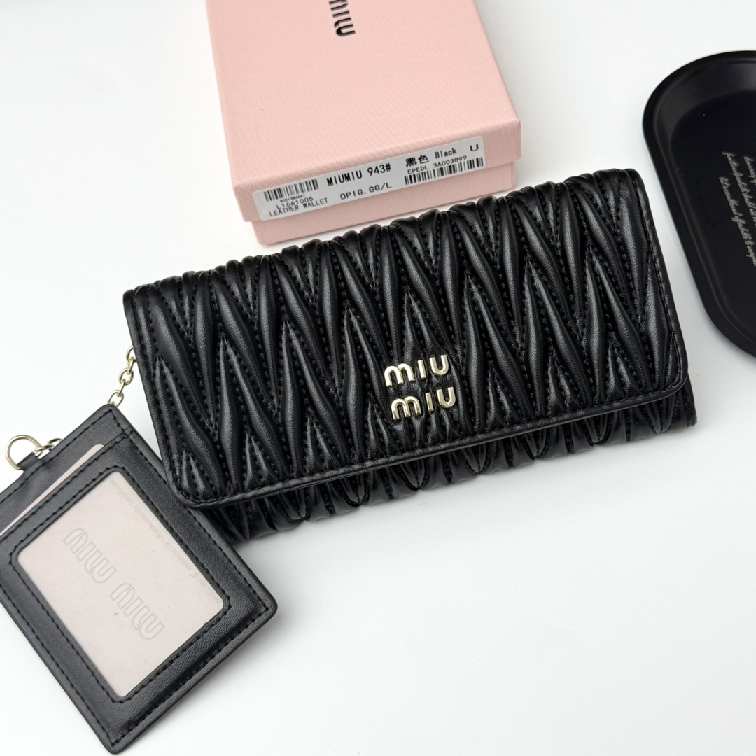 ミュウミュウ「Miu Miu」ミュウミュウ マテラッセ ラムスキン クラッチバッグ 943 / コンパクトウォレット