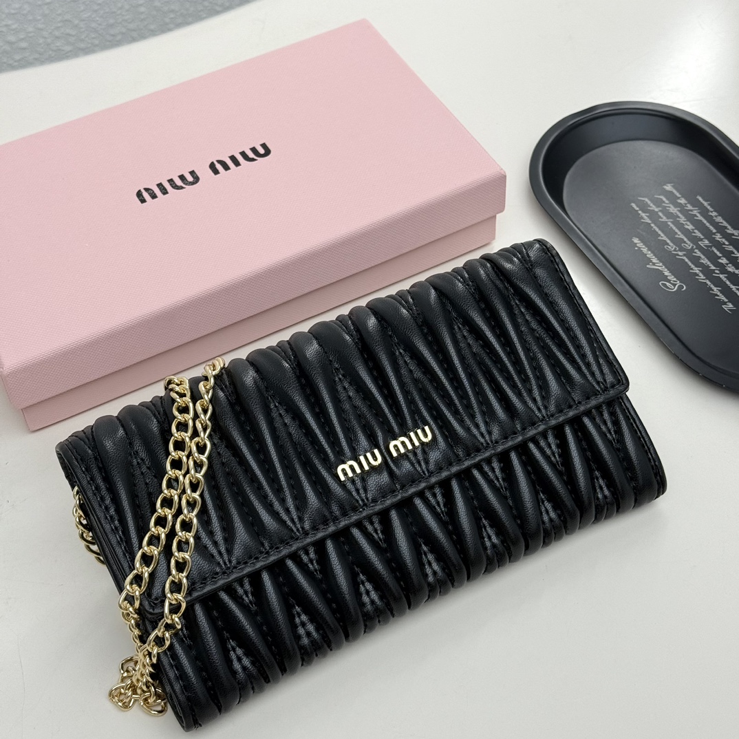 ミュウミュウ「Miu Miu」ミュウミュウ マテラッセ ラムスキン コンパクトウォレット 9886 / 二つ折り財布