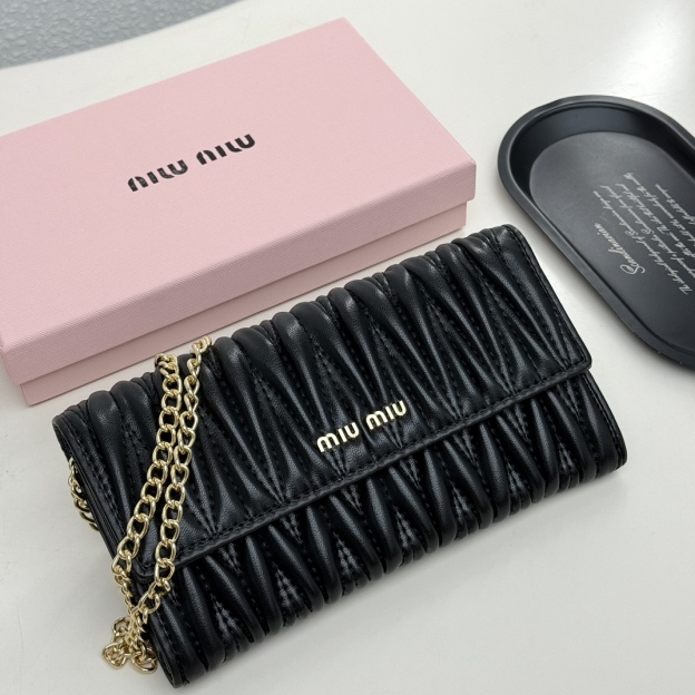 ミュウミュウ「Miu Miu」ミュウミュウ マテラッセ ラムスキン コンパクトウォレット 9886 / 二つ折り財布