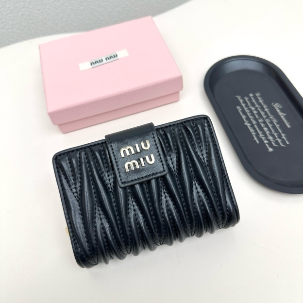 ミュウミュウ「Miu Miu」ミュウミュウ ラムスキン コンパクトウォレット 8357 / 二つ折り財布