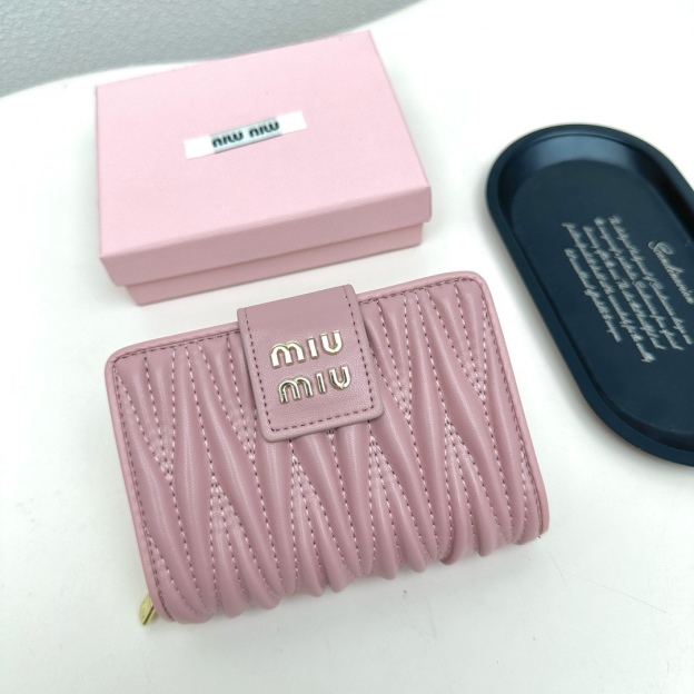 ミュウミュウ「Miu Miu」ミュウミュウ ラムスキン コンパクトウォレット 8357 / 二つ折り財布