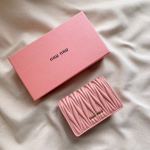 ミュウミュウ「Miu Miu」ミュウミュウ マテラッセ ラムスキン コンパクトウォレット 5196 / 二つ折り財布
